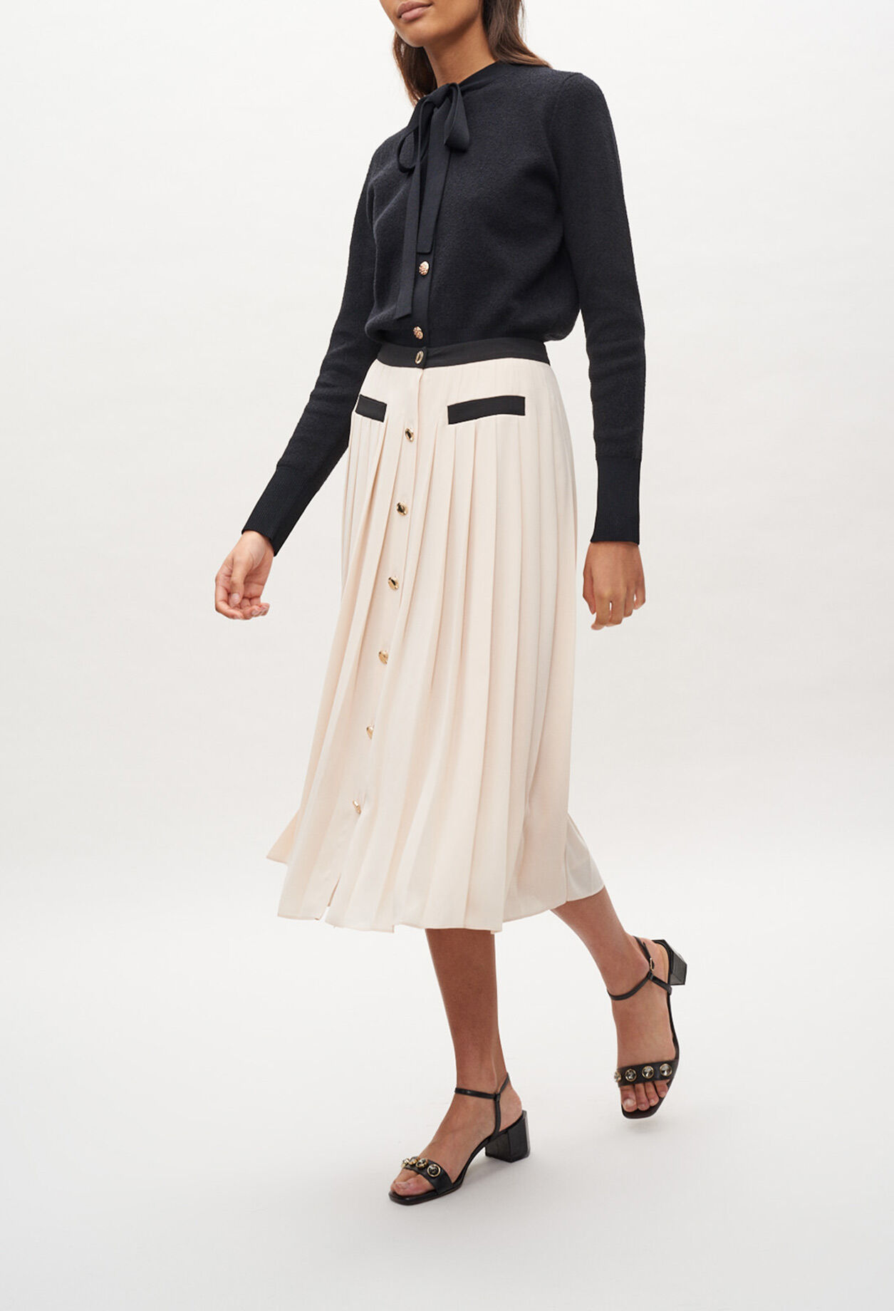 Buttoned pleated skirt