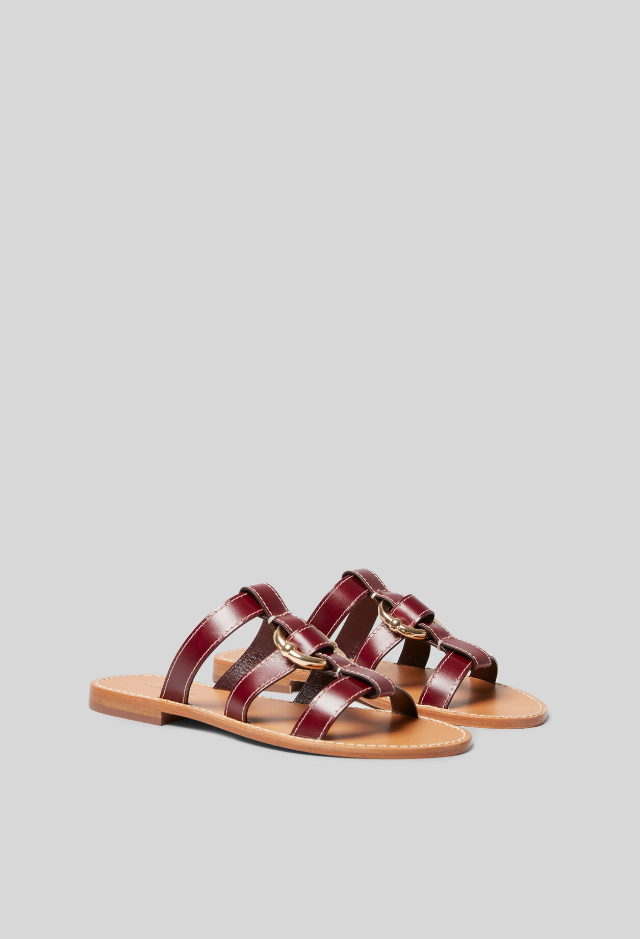 Strappy sandals with ring