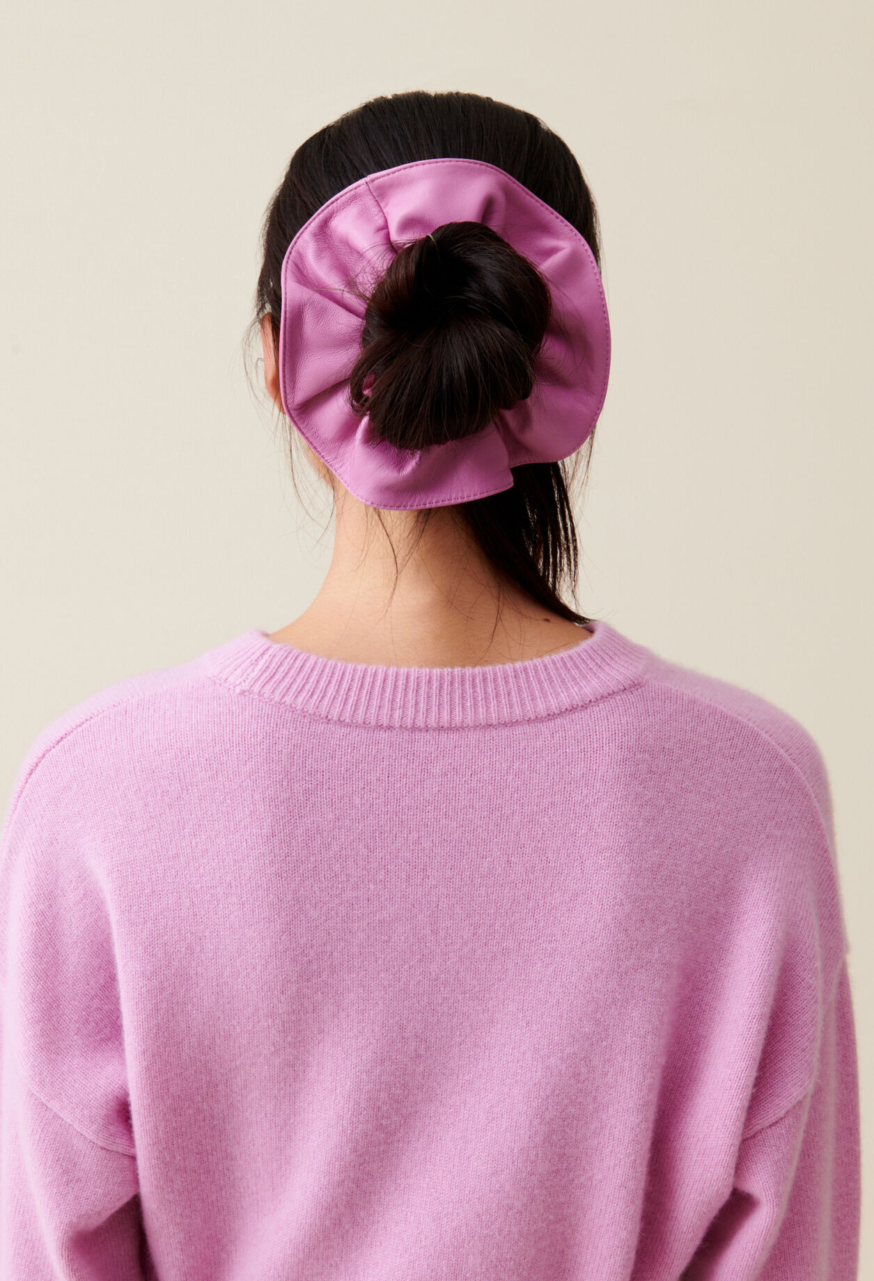 Leather scrunchie with topstitching