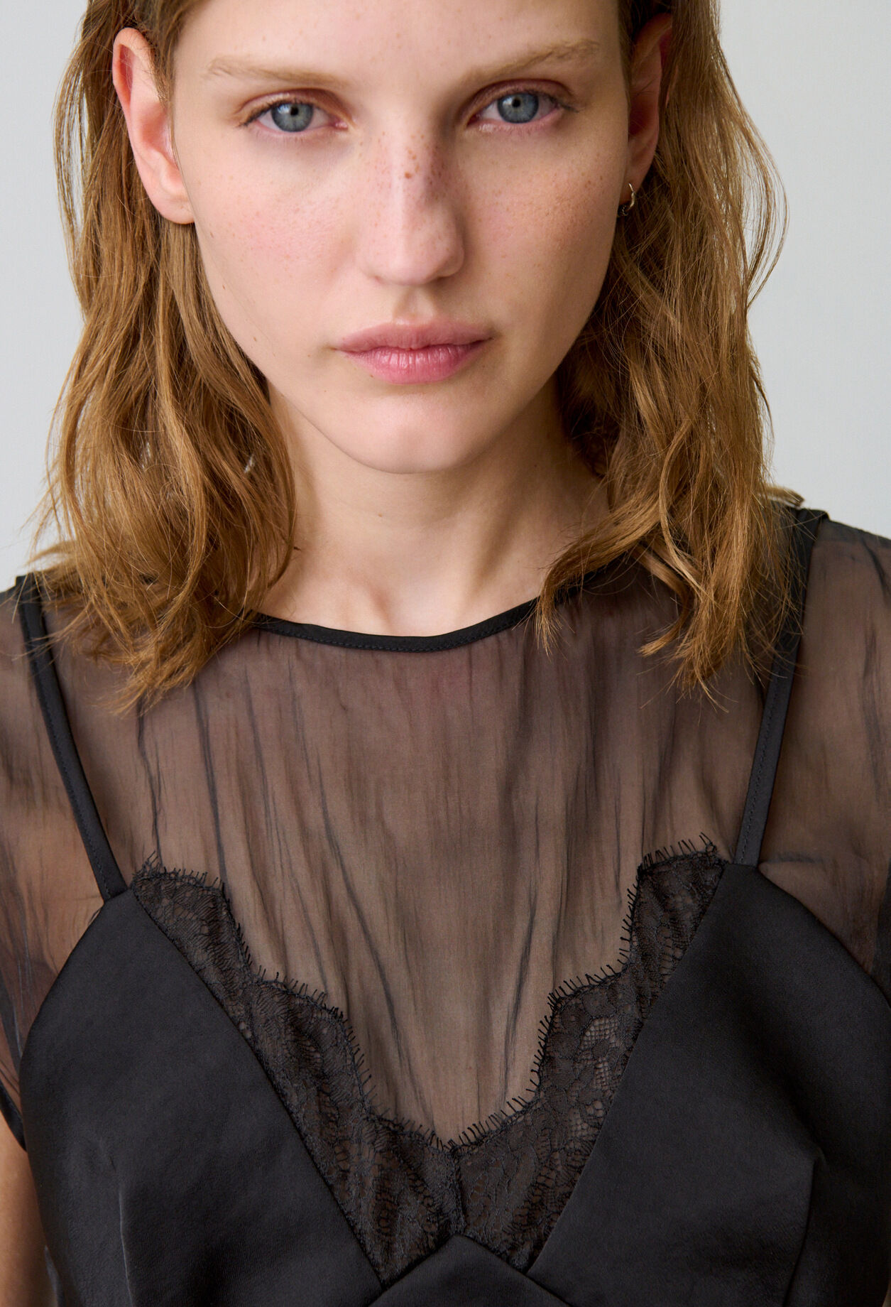 Fluid top with lace details