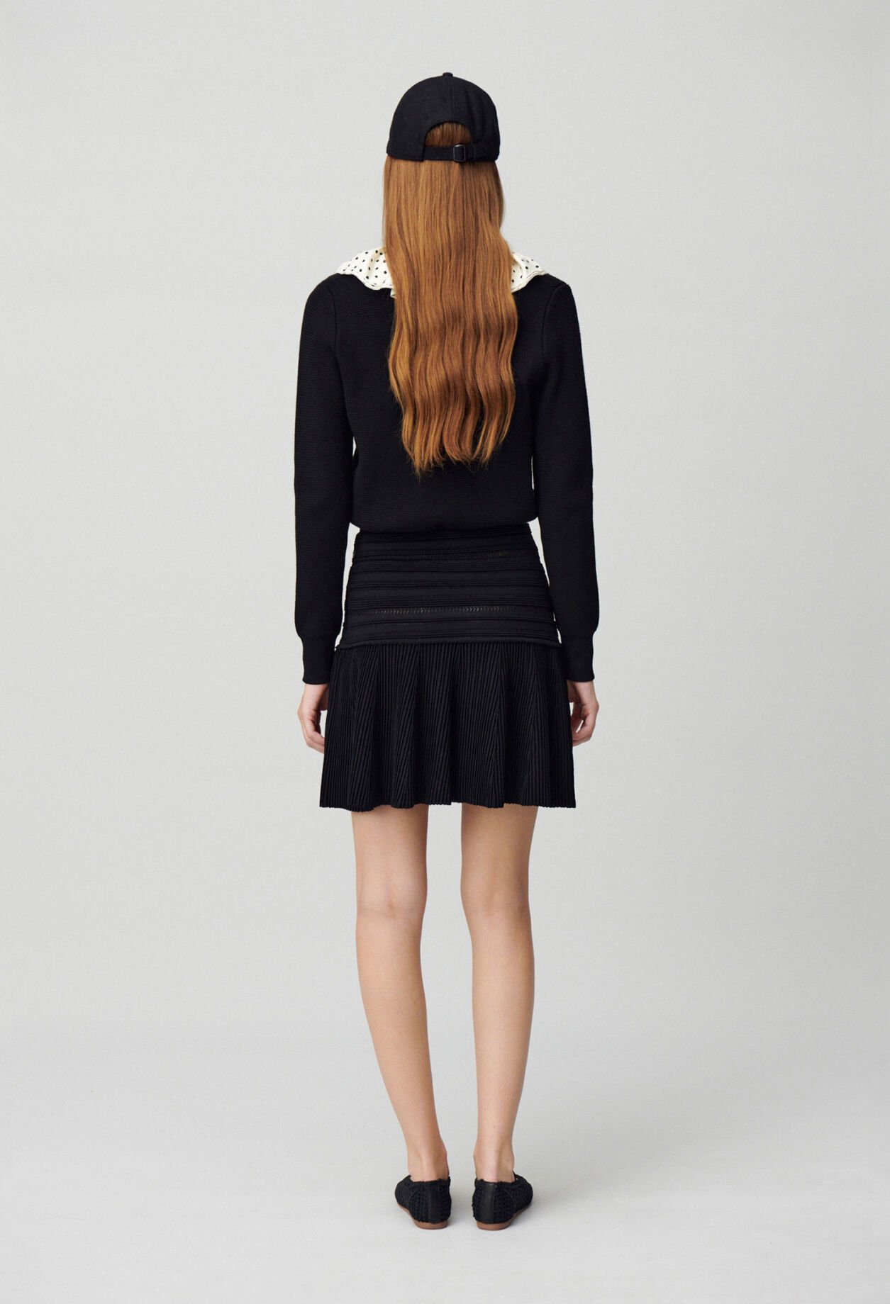 Short fine-knit skirt