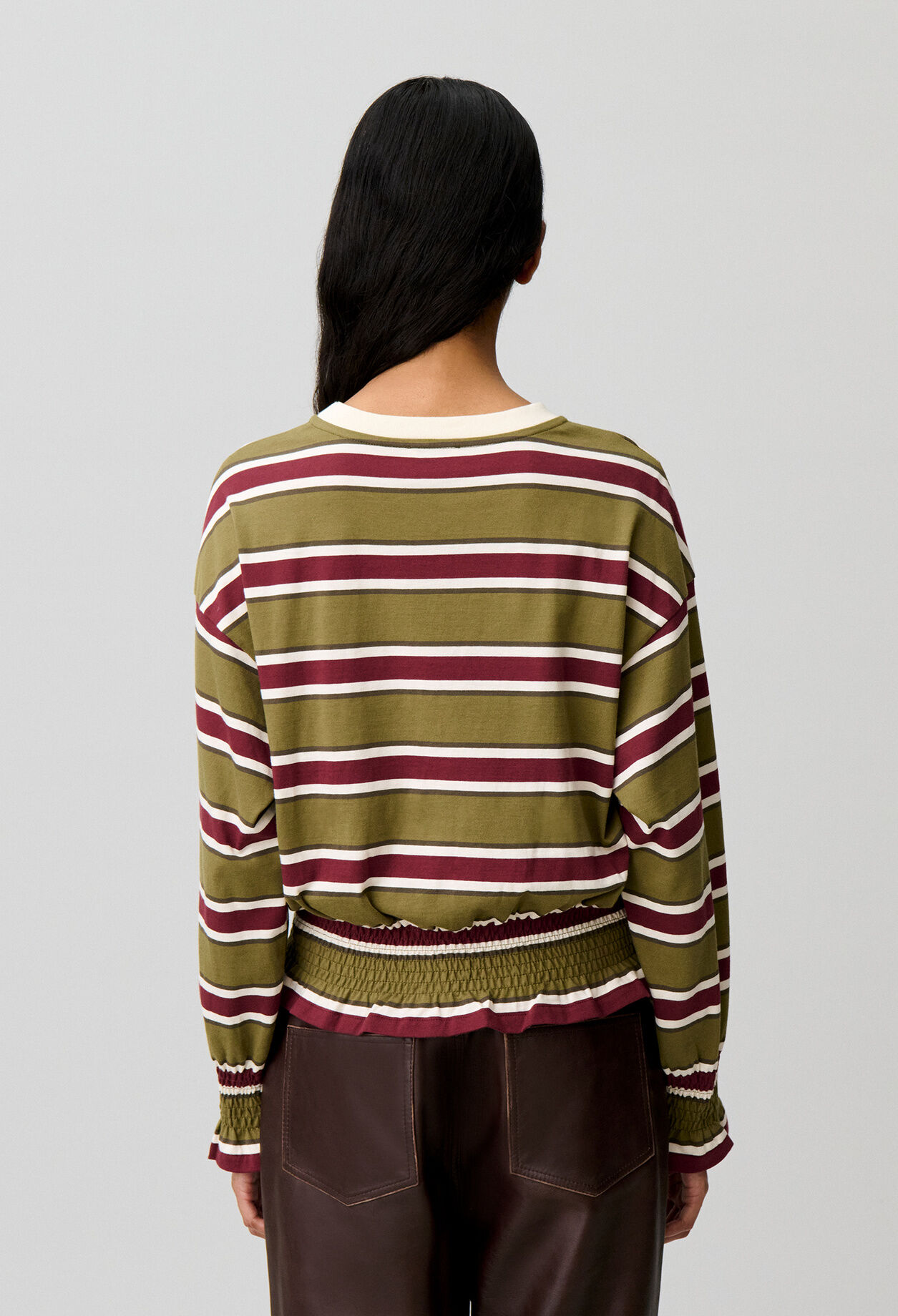 Long-sleeved round neck T-shirt
