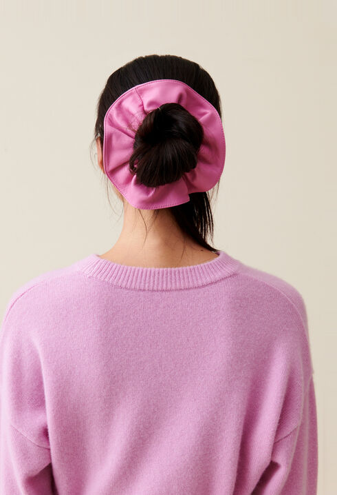 Leather scrunchie with topstitching