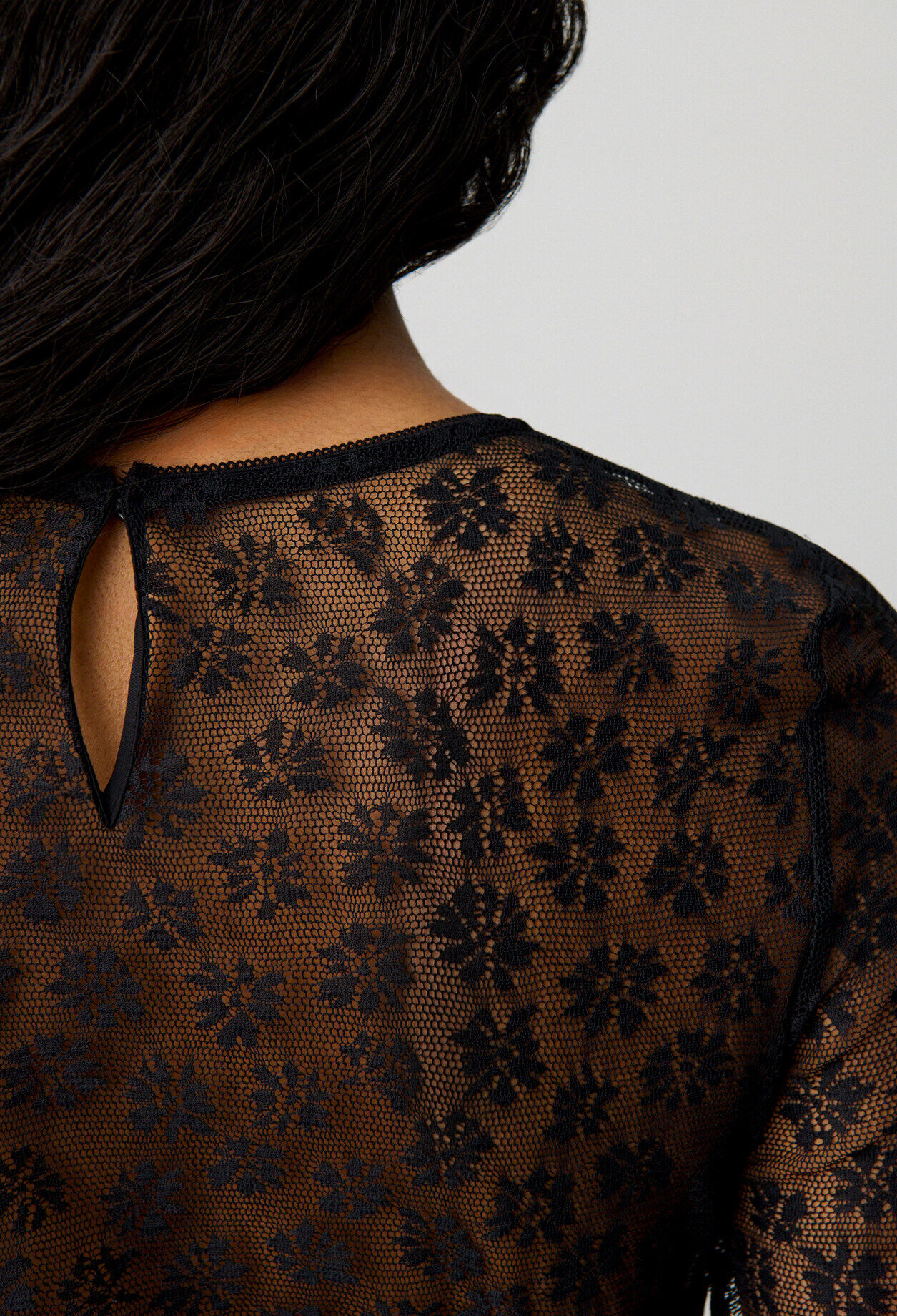 Fitted long-sleeved lace T-shirt
