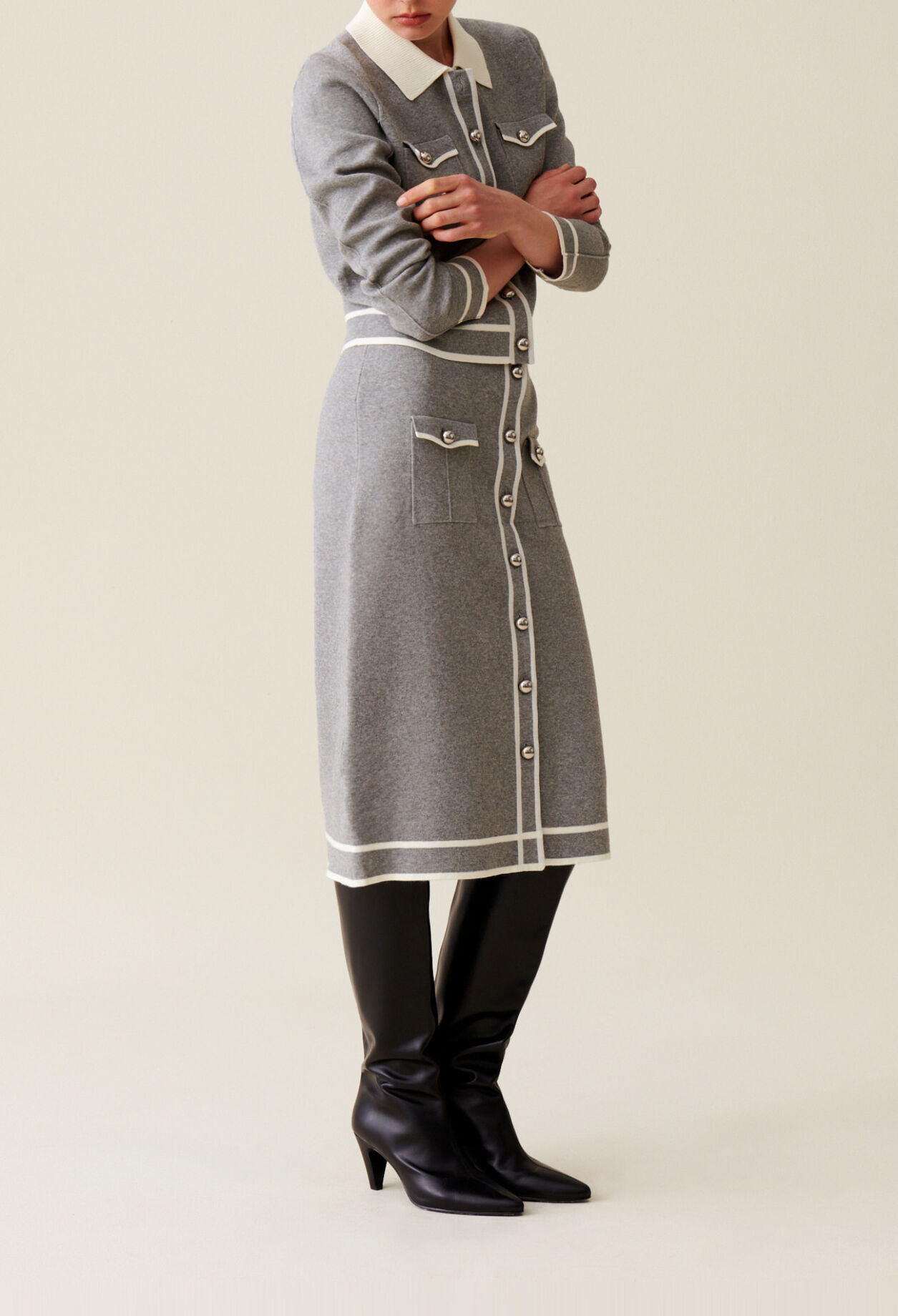 Mid-length grey knit skirt