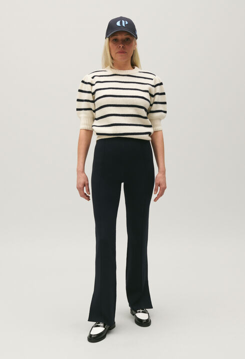 Straight cut trousers slits