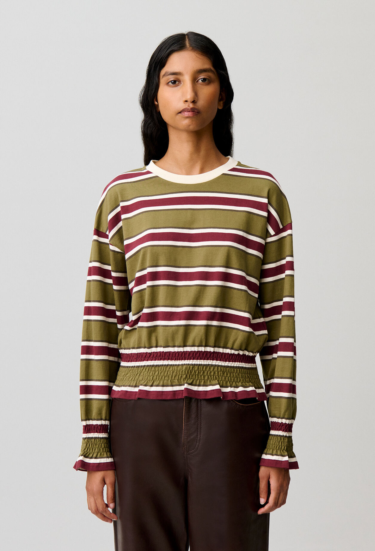 Long-sleeved round neck T-shirt