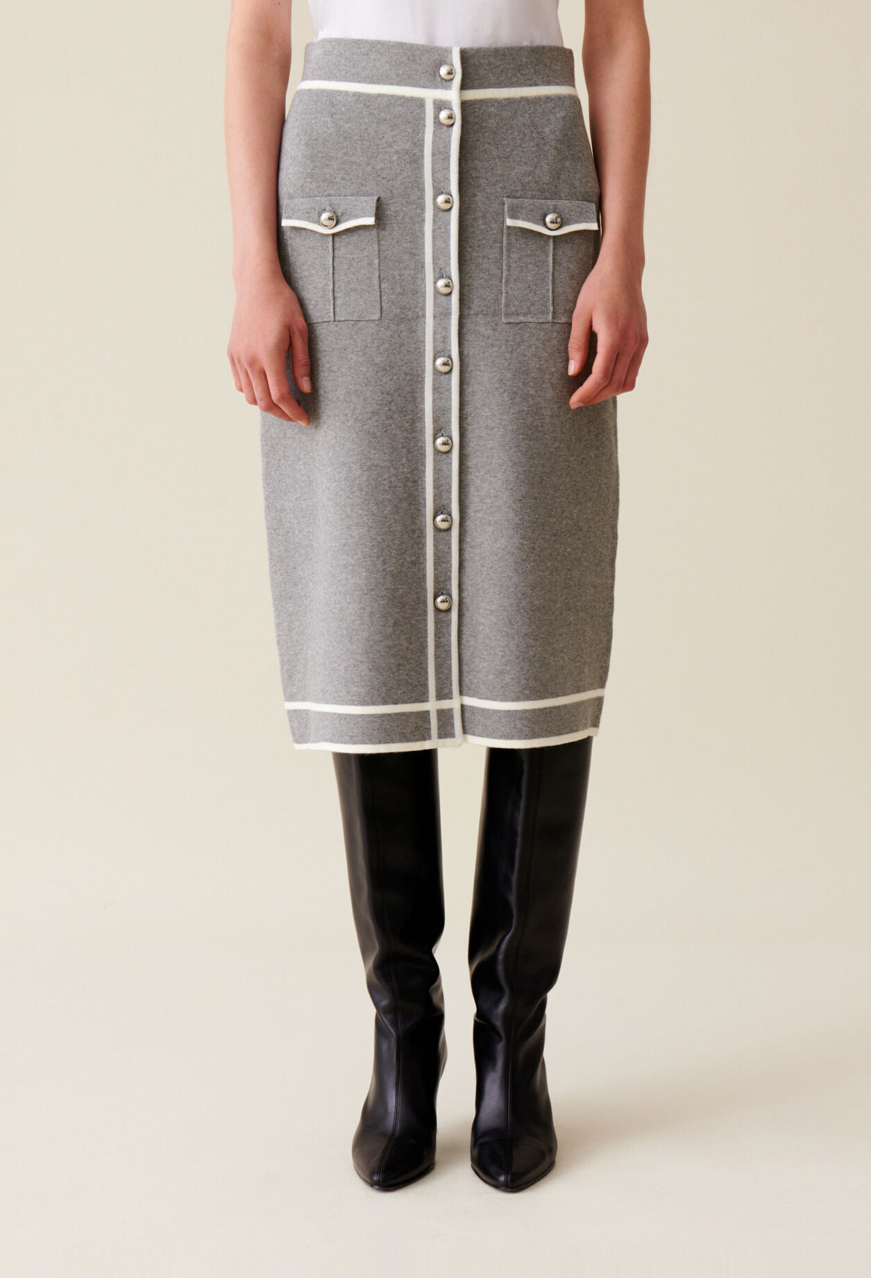 Mid-length grey knit skirt