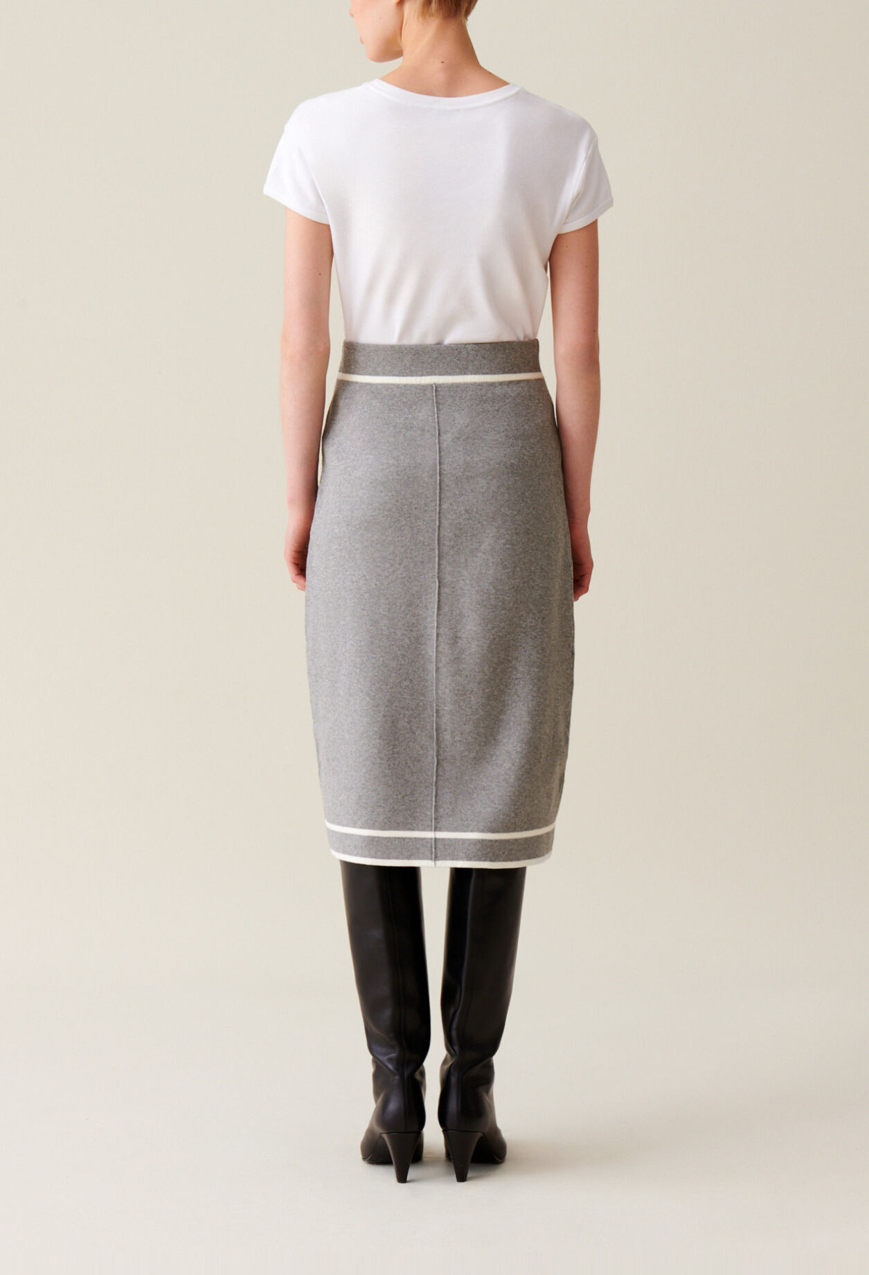 Mid-length grey knit skirt