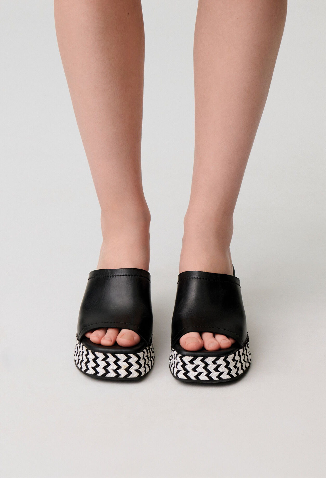 Two-tone woven raffia mules