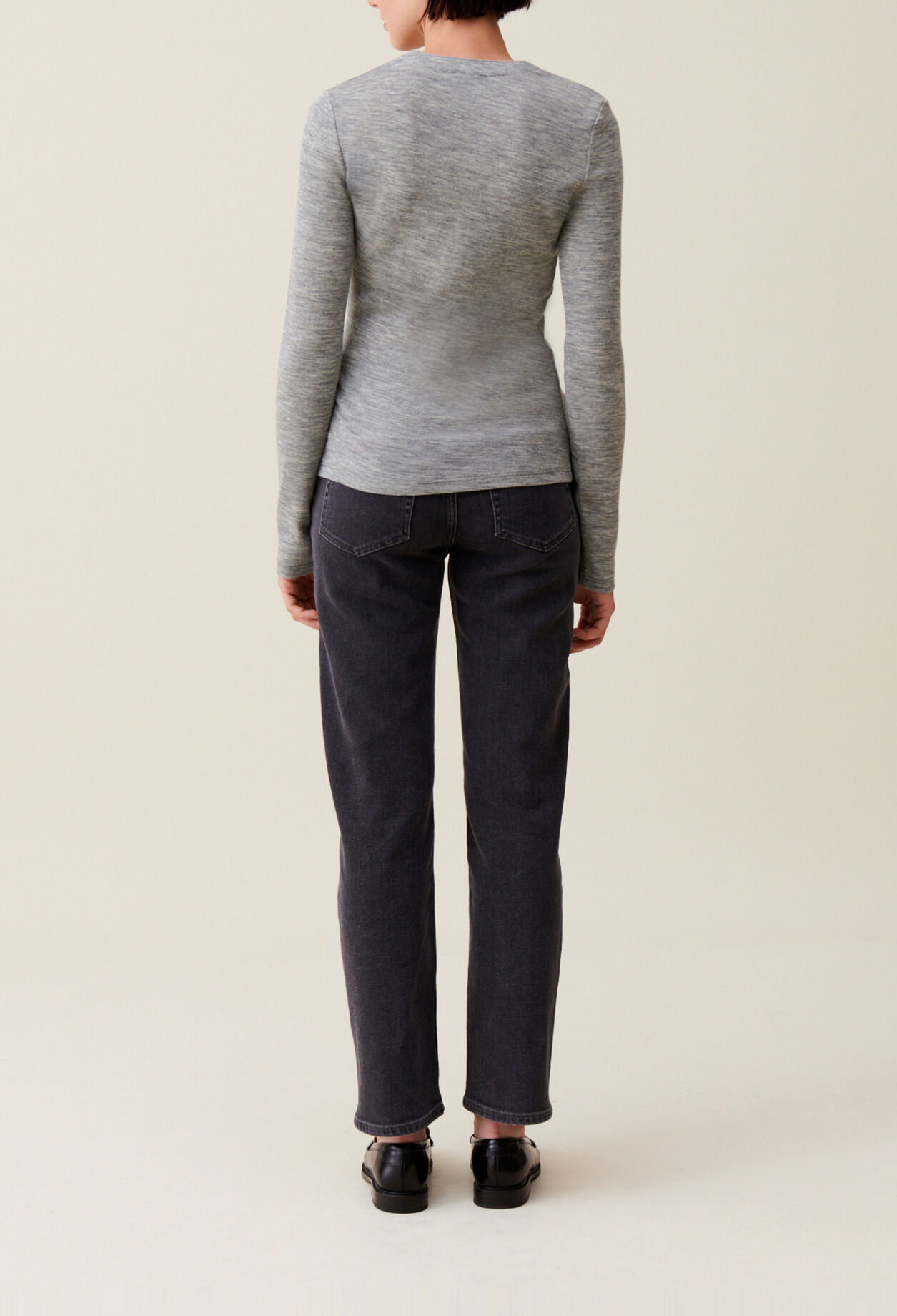 Fitted grey crew neck top