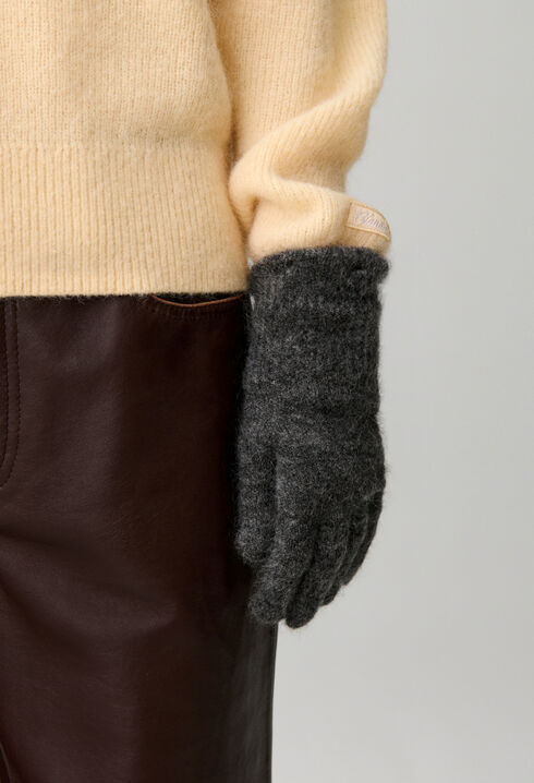 Long fluffy knitted gloves