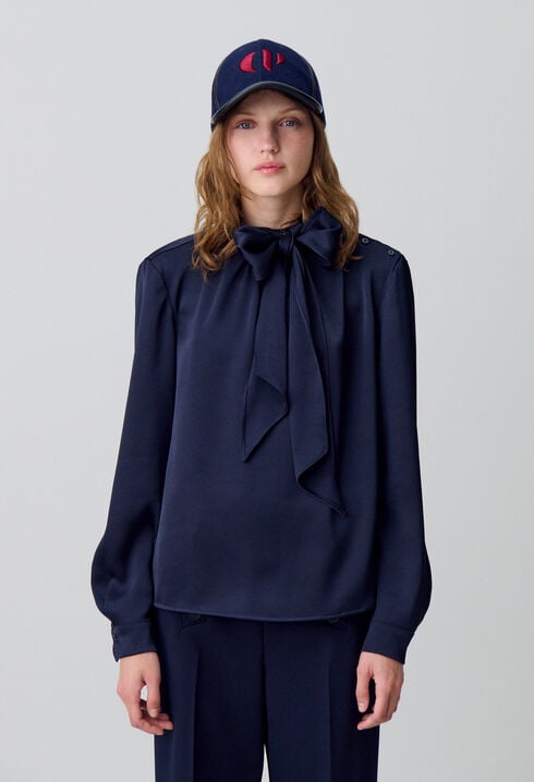 Flowy blouse with lavallière collar
