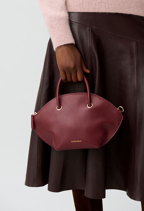 Smooth leather bag with gold rings