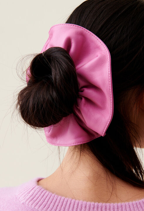 Leather scrunchie with topstitching