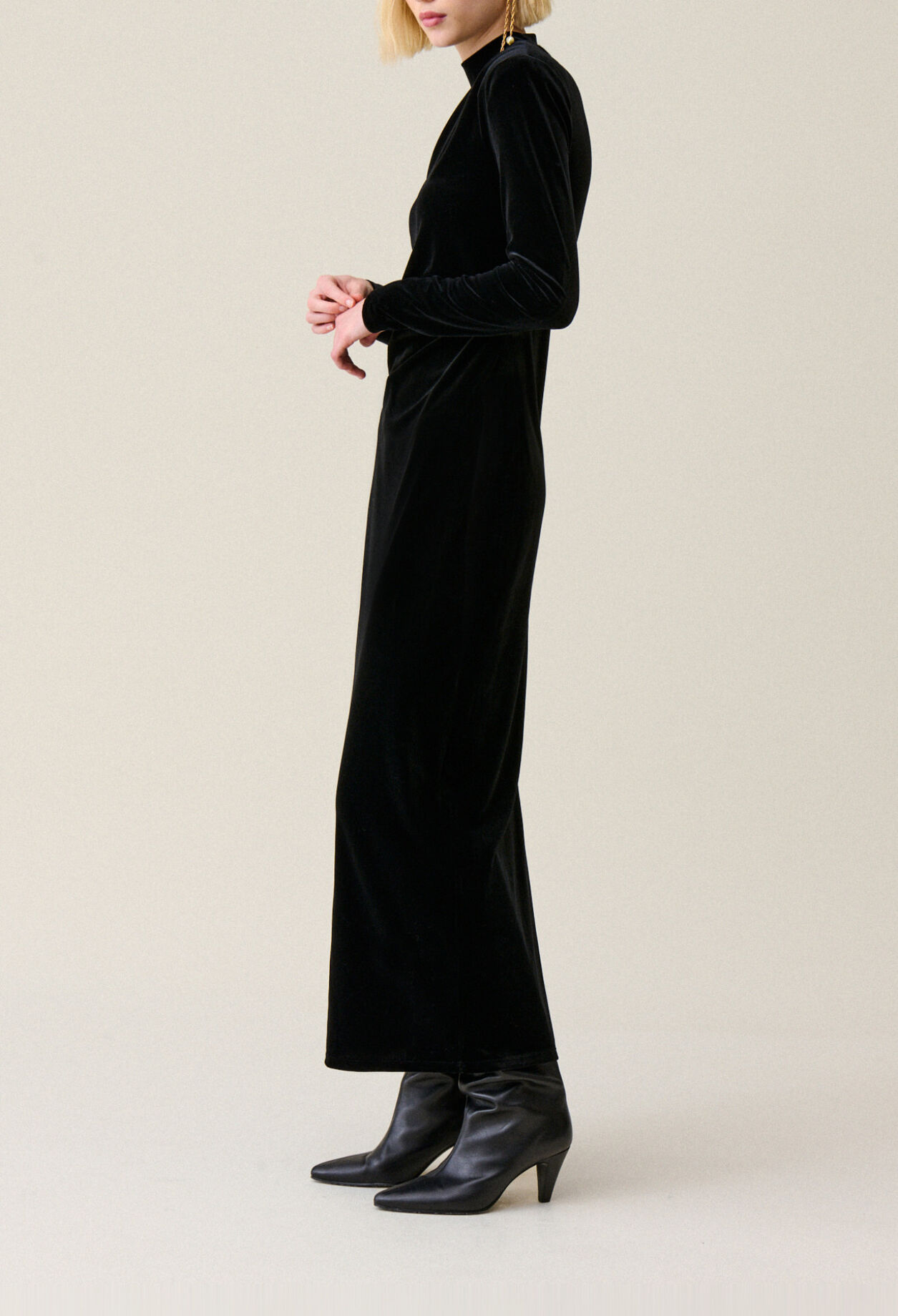 Fitted long black velvet dress
