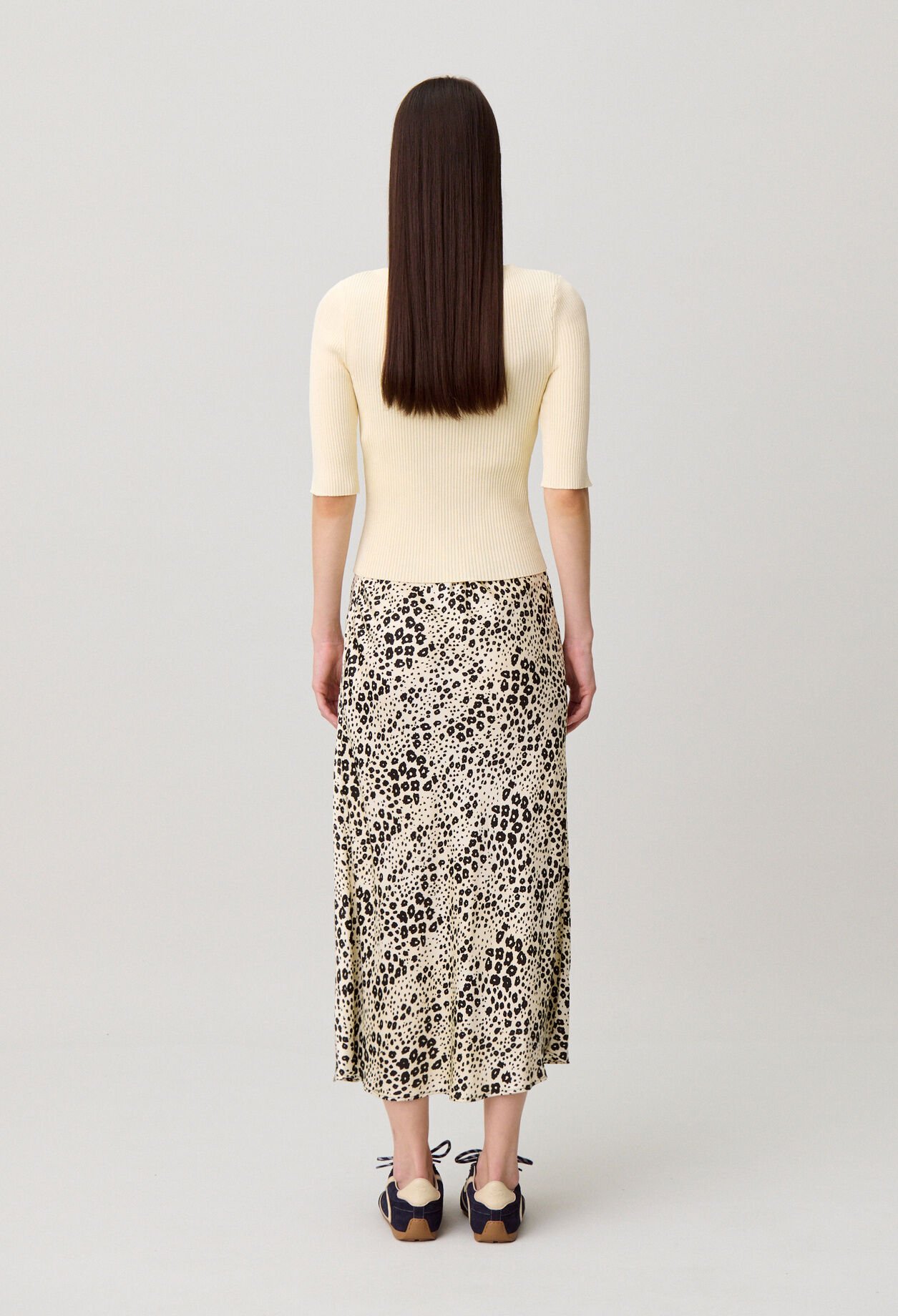 Round neck knitted cardigan