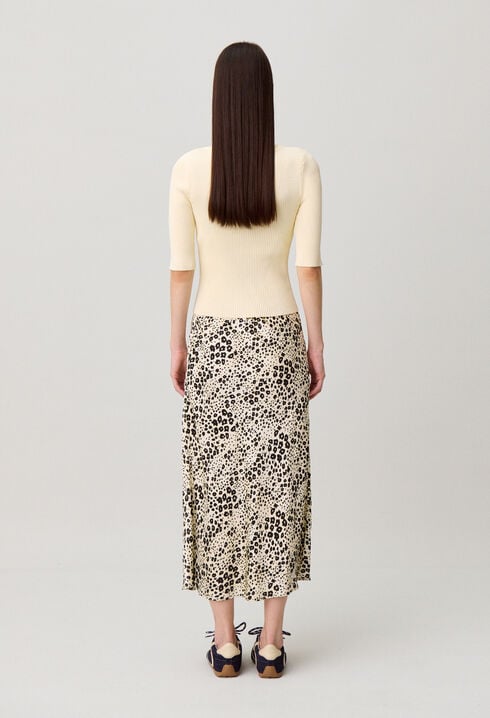 Round neck knitted cardigan