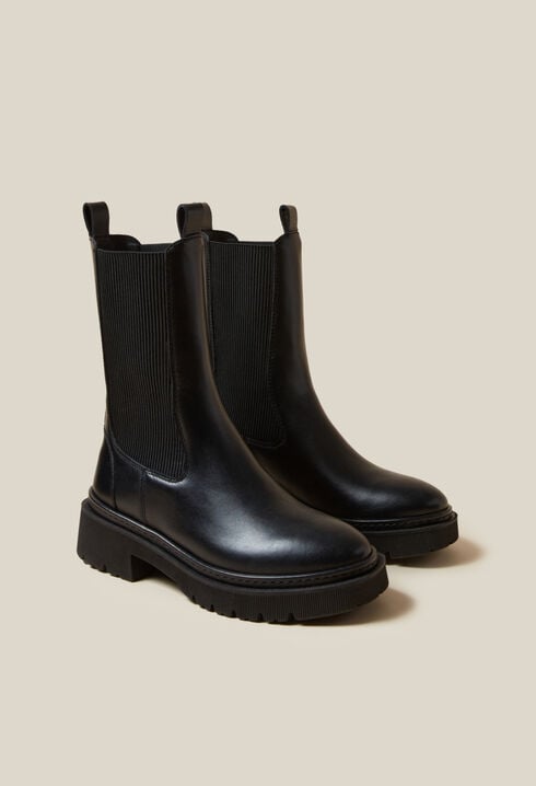 Black leather Chelsea boots