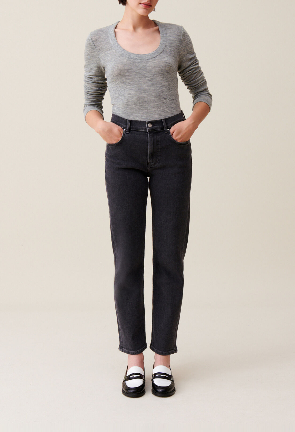 Fitted grey crew neck top