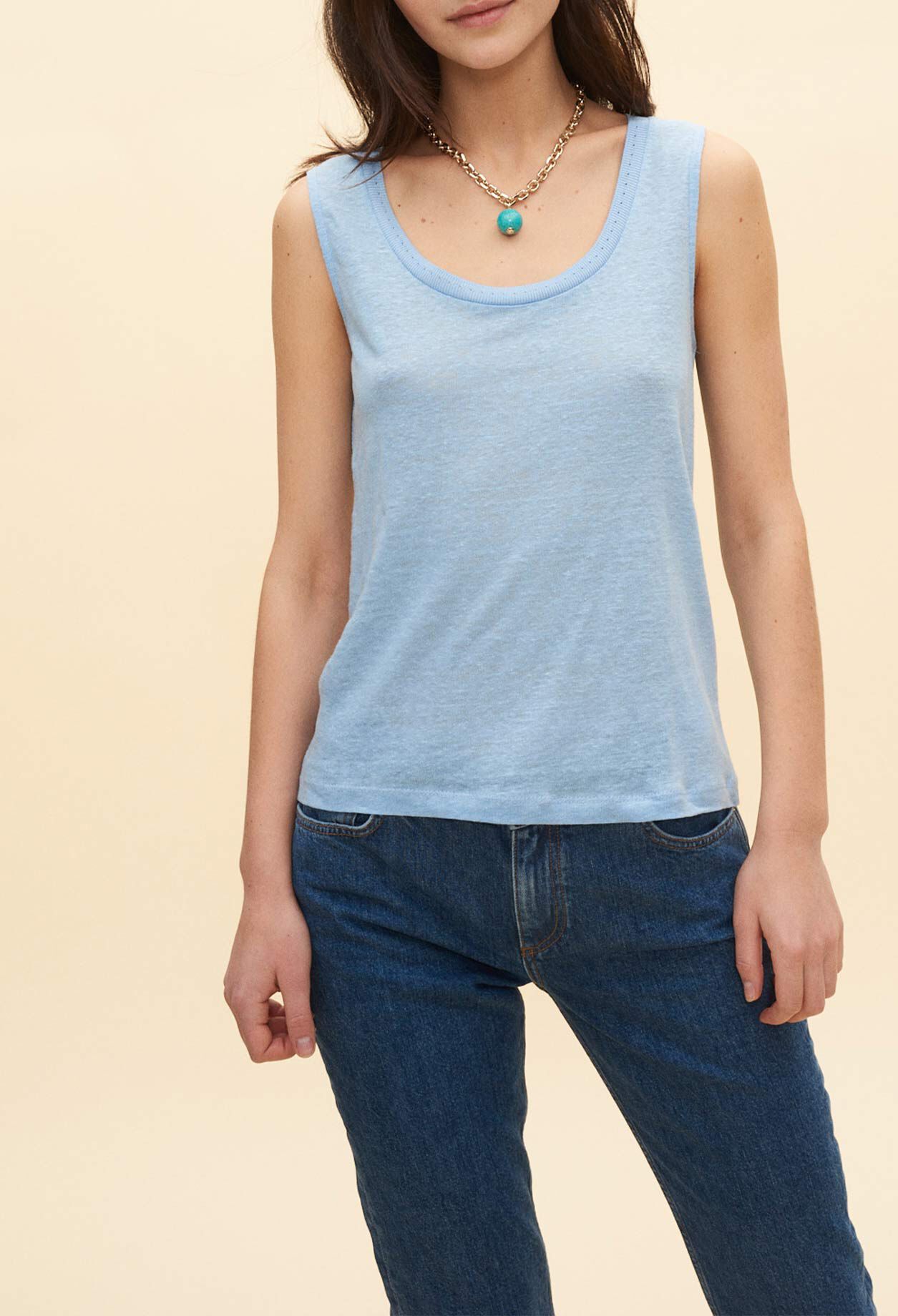 Sleeveless cropped top