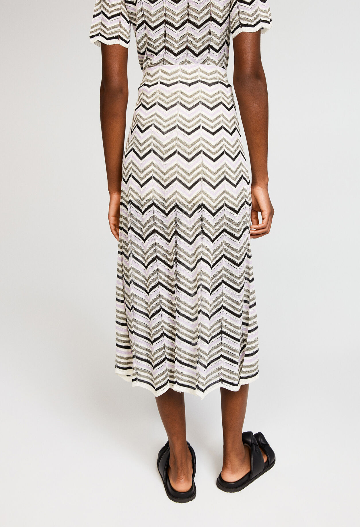 Mid-length knit skirt