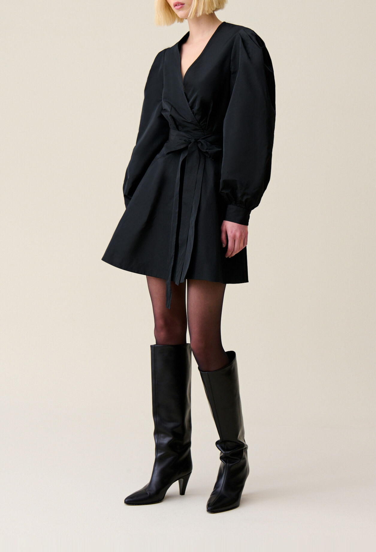Black short dress balloon sleeves