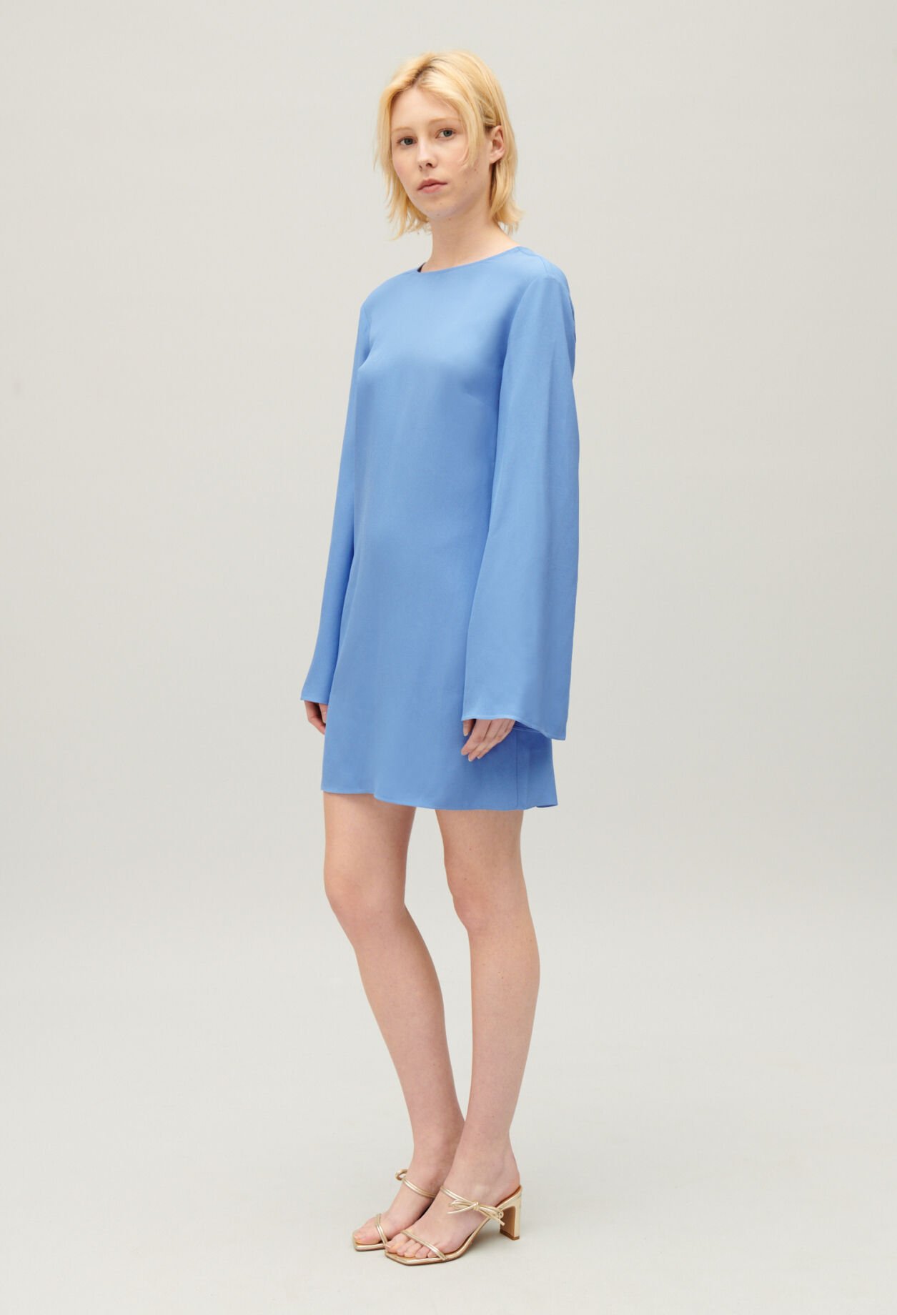 Short lavender dress with open back