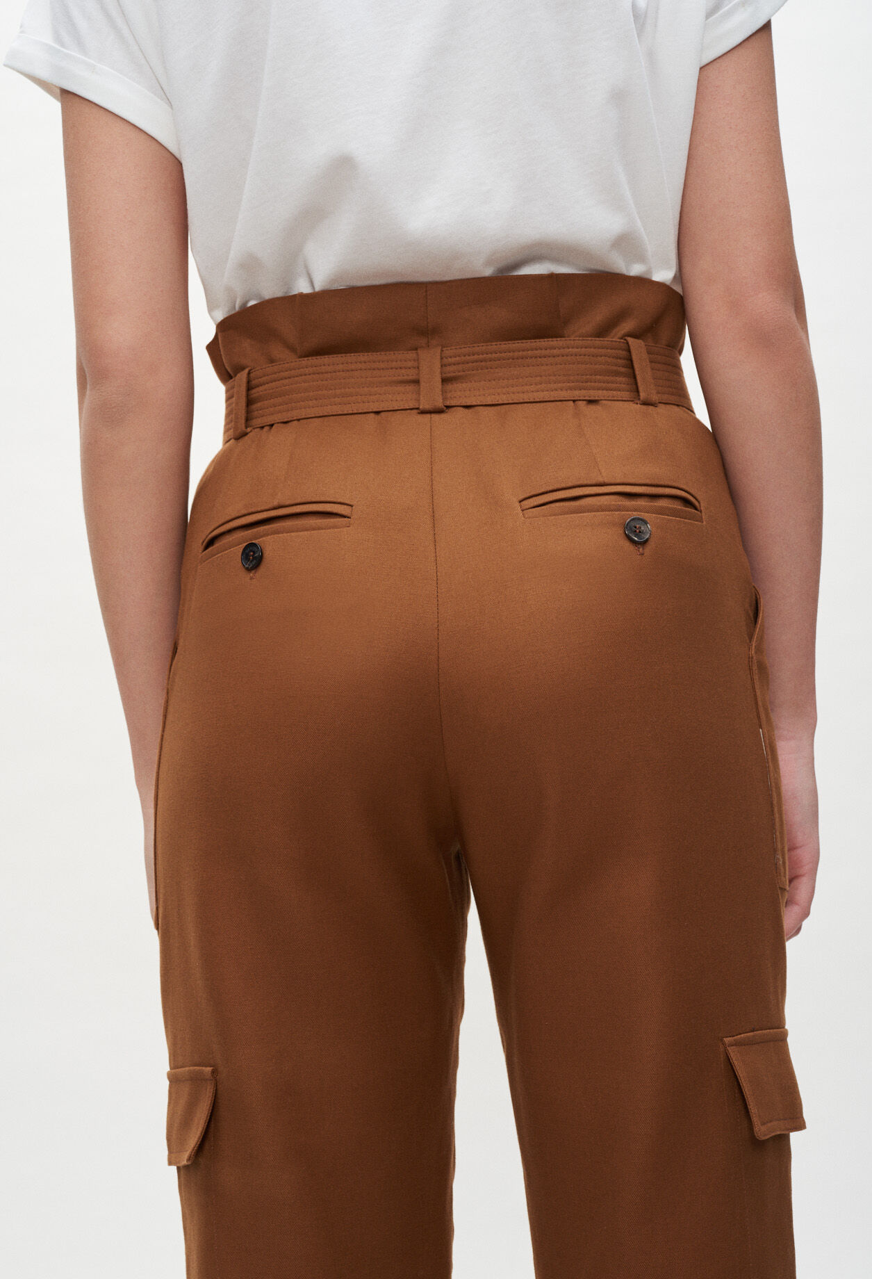 Straight-leg trousers with pockets