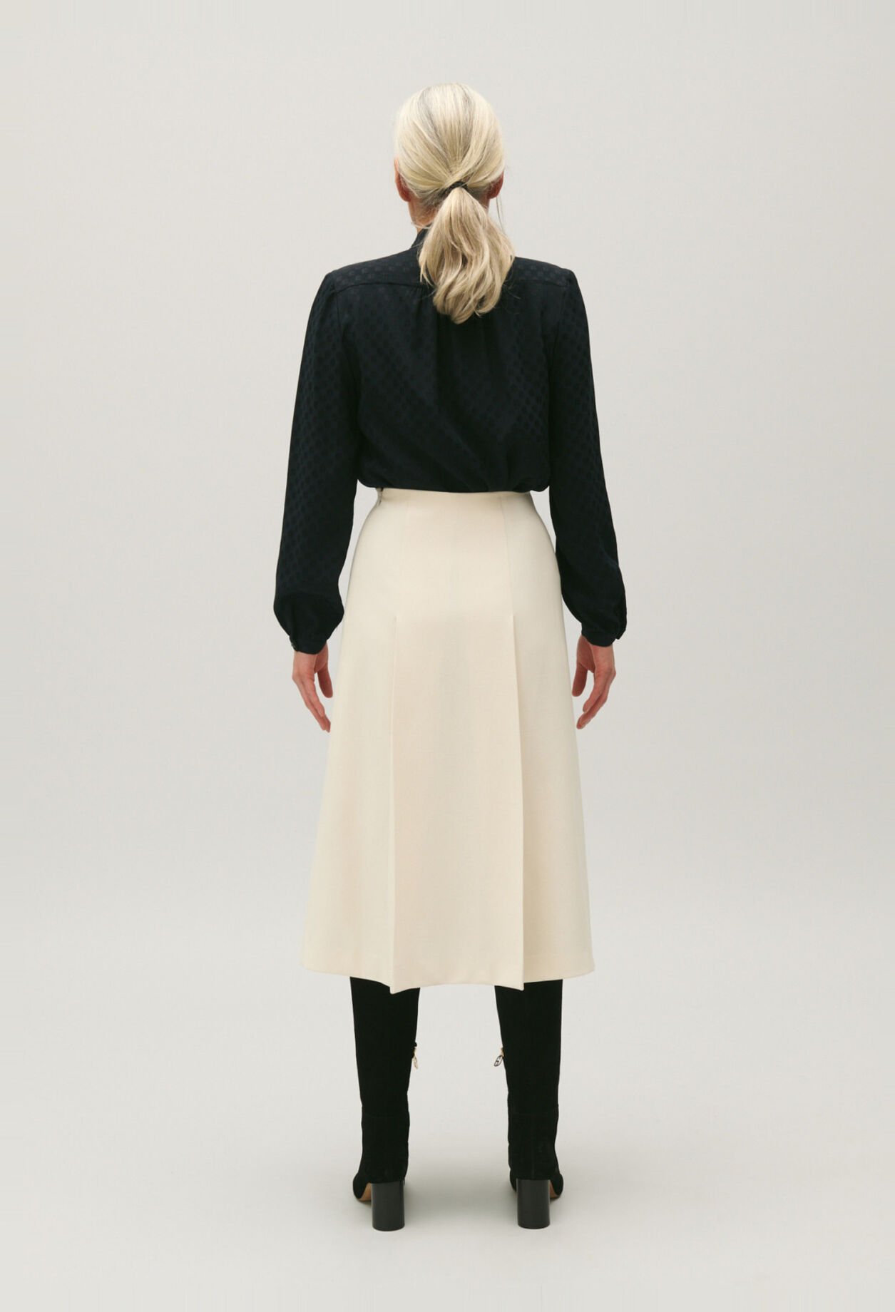 Mid-length ivory skirt with curb chain