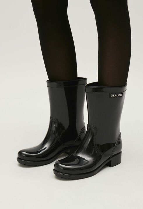 Black Wellington boots