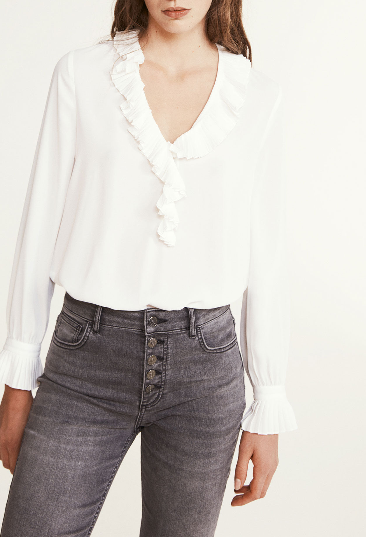 Pleated-collar blouse