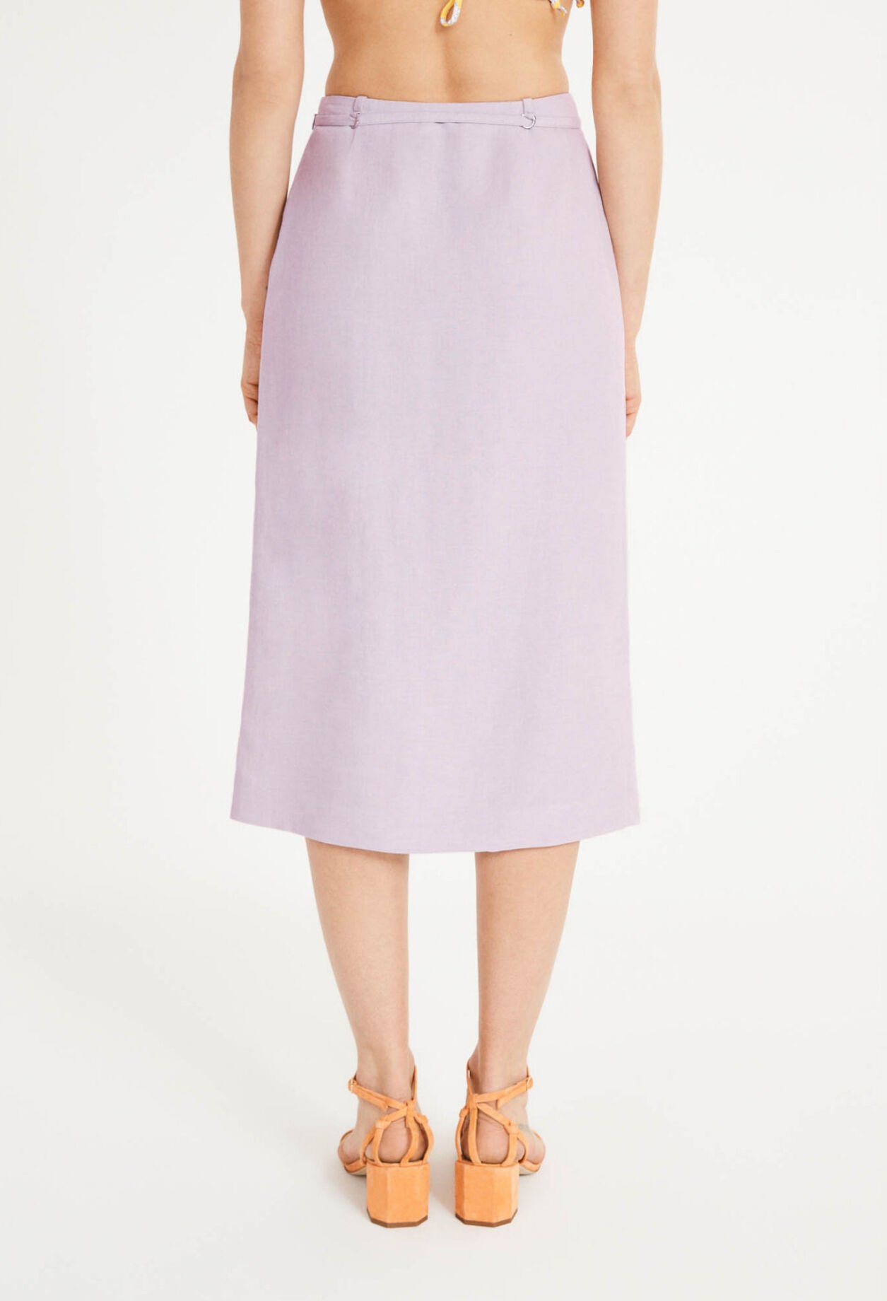 Miniskirt with slit.