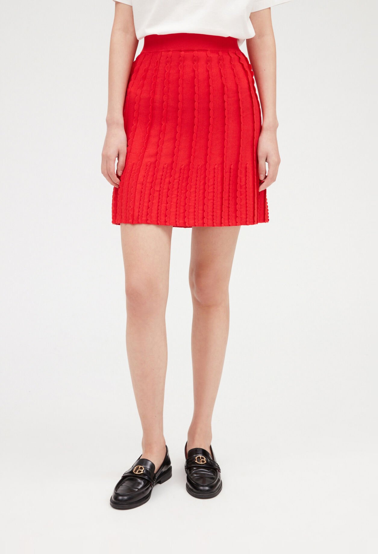 Short skirt in red knit