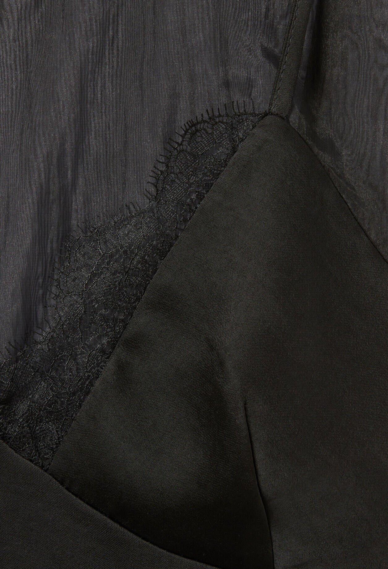 Fluid top with lace details