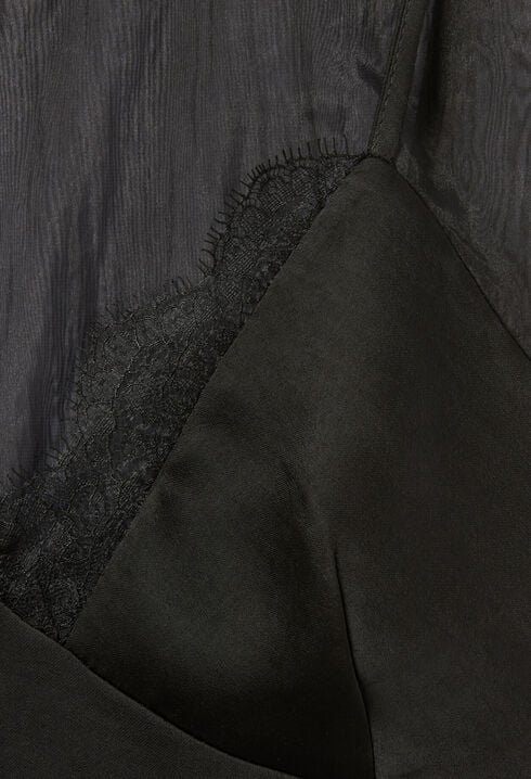 Fluid top with lace details
