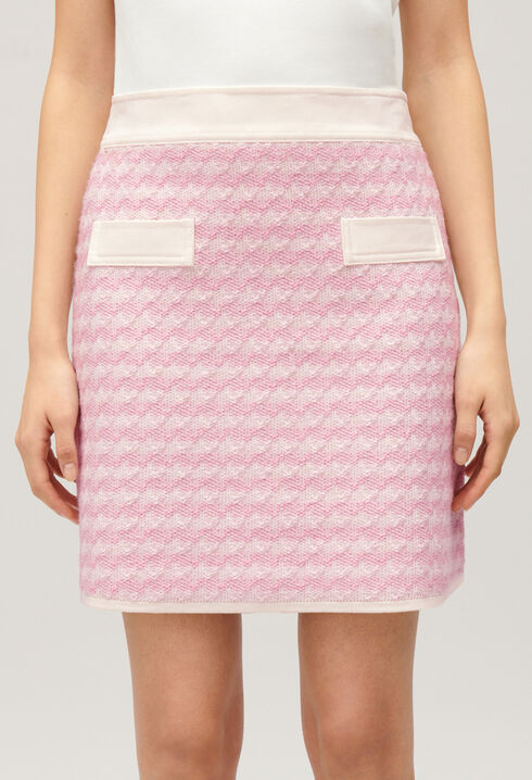 Short, two-tone knit skirt