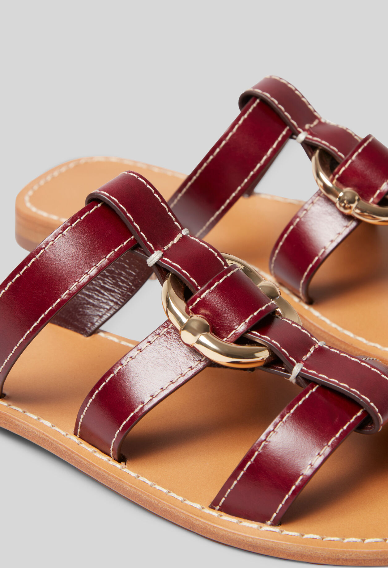 Strappy sandals with ring