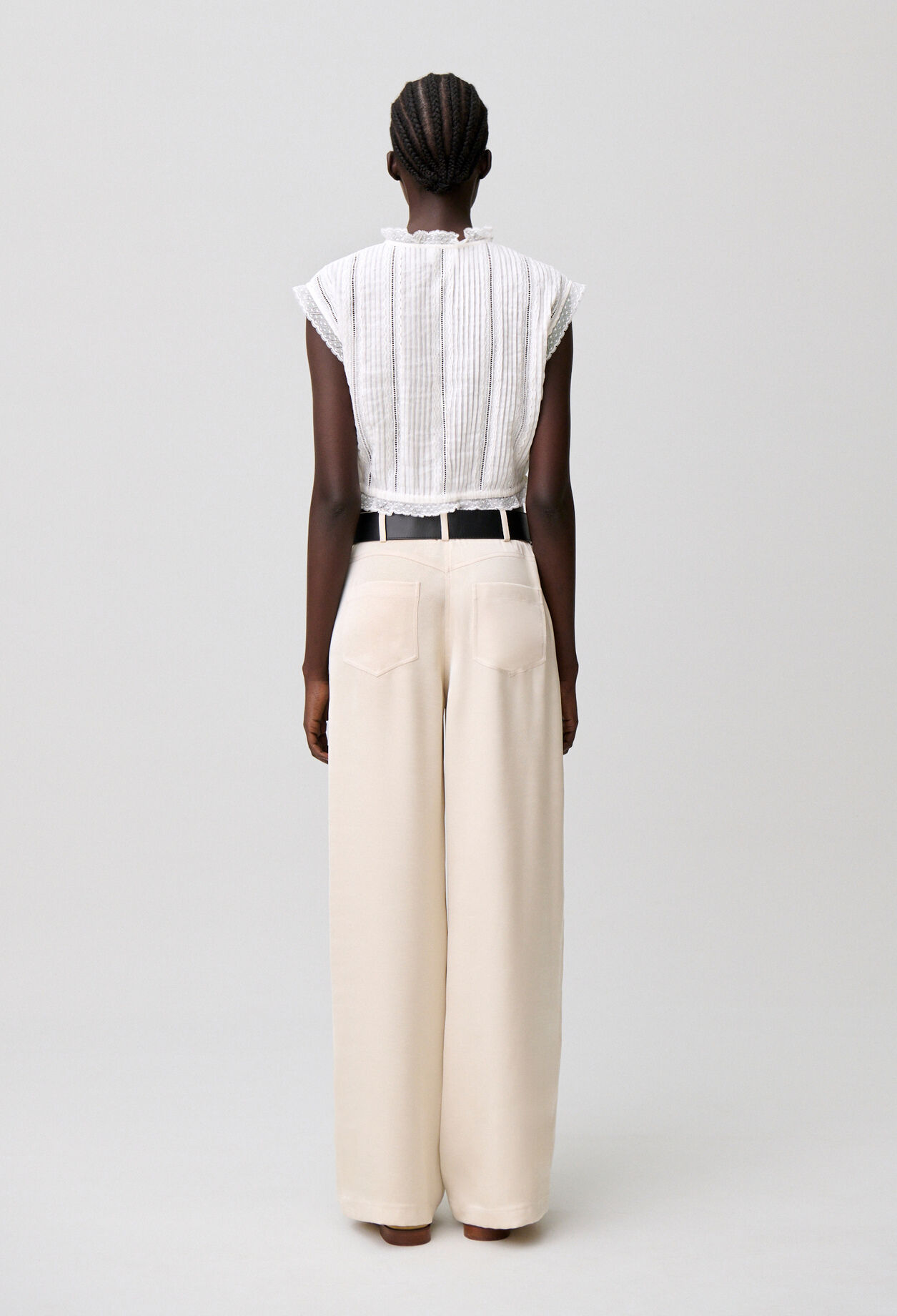 Sleeveless short shirt
