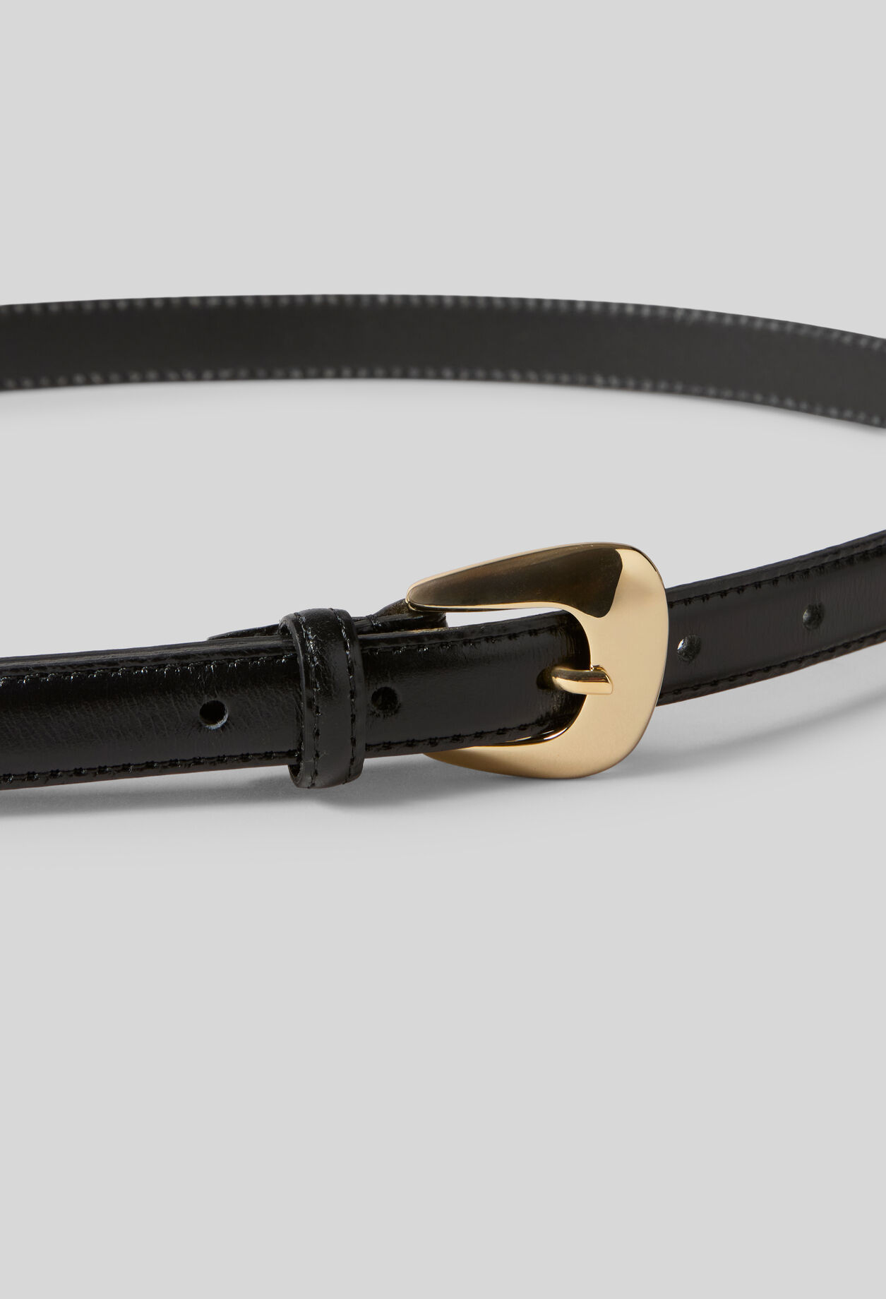 Leather belt with organic buckle