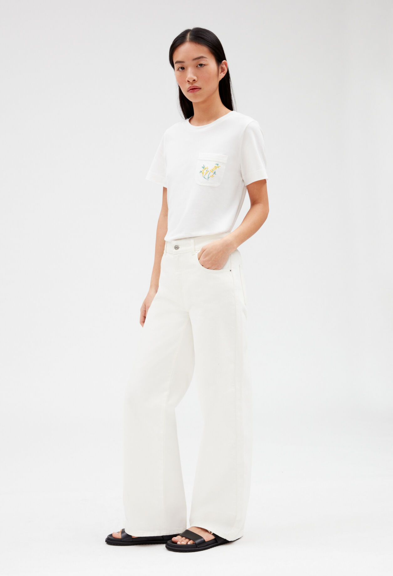 White T-shirt with embroidered pocket