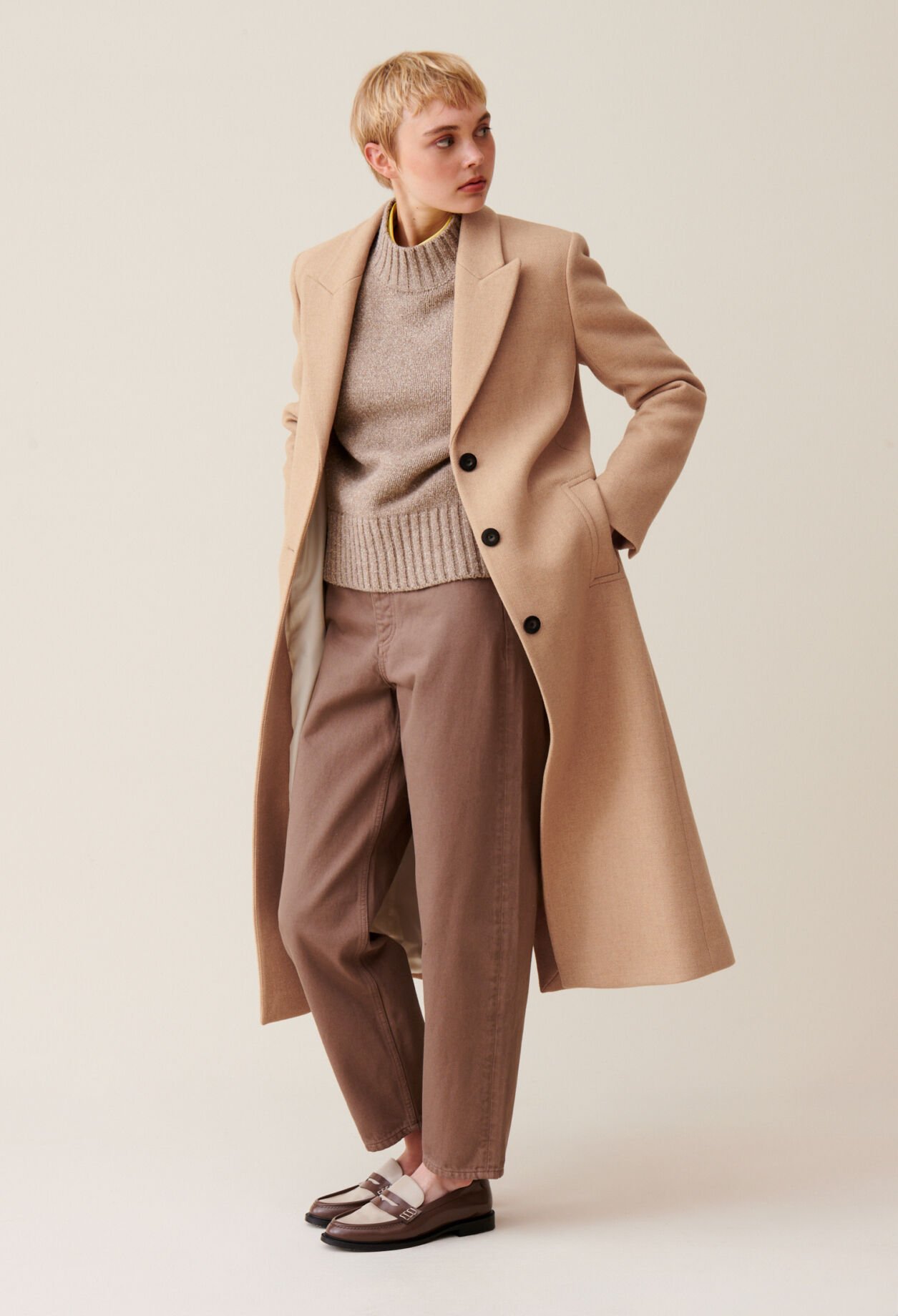 Mid-length straight coat