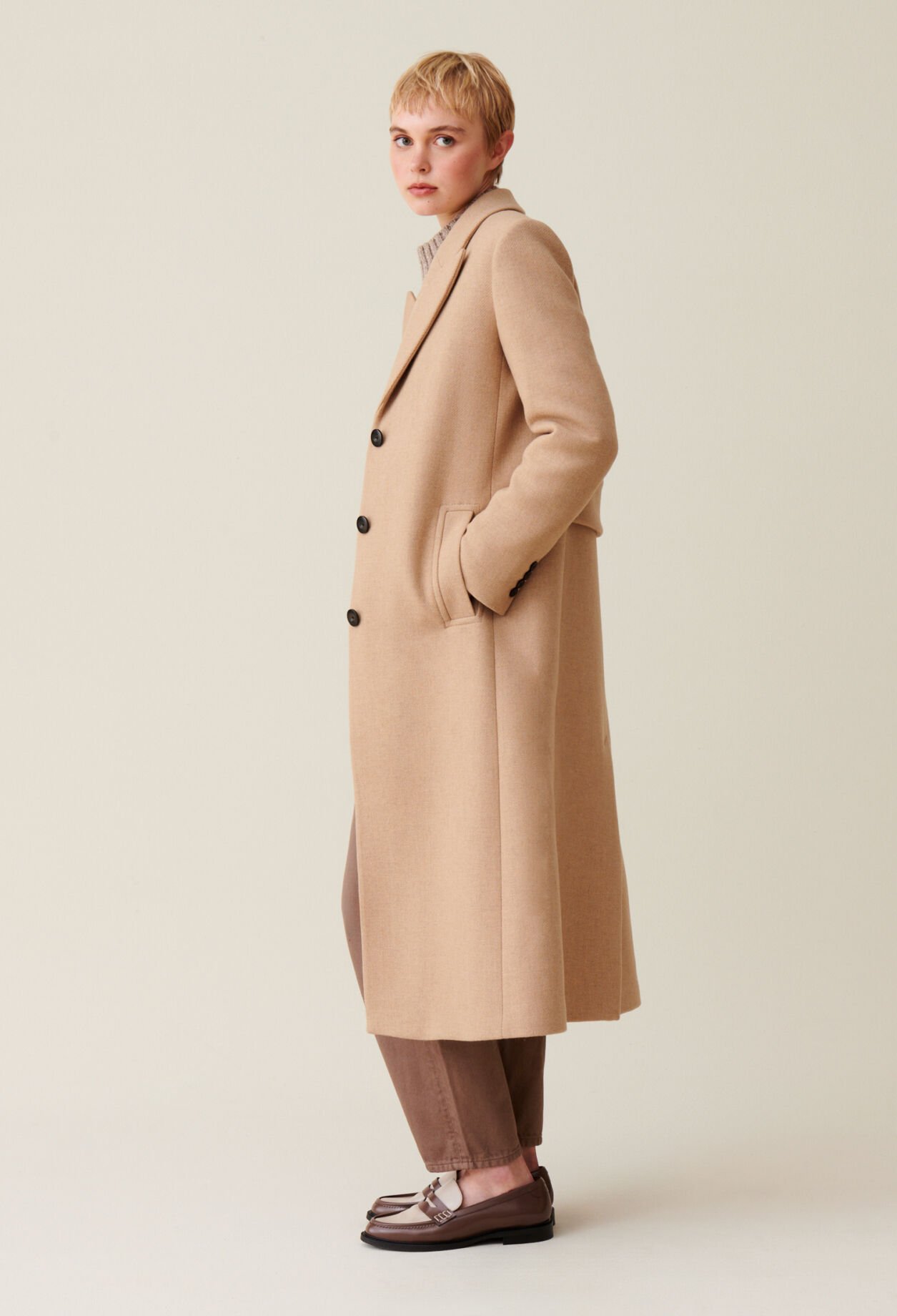 Mid-length straight coat
