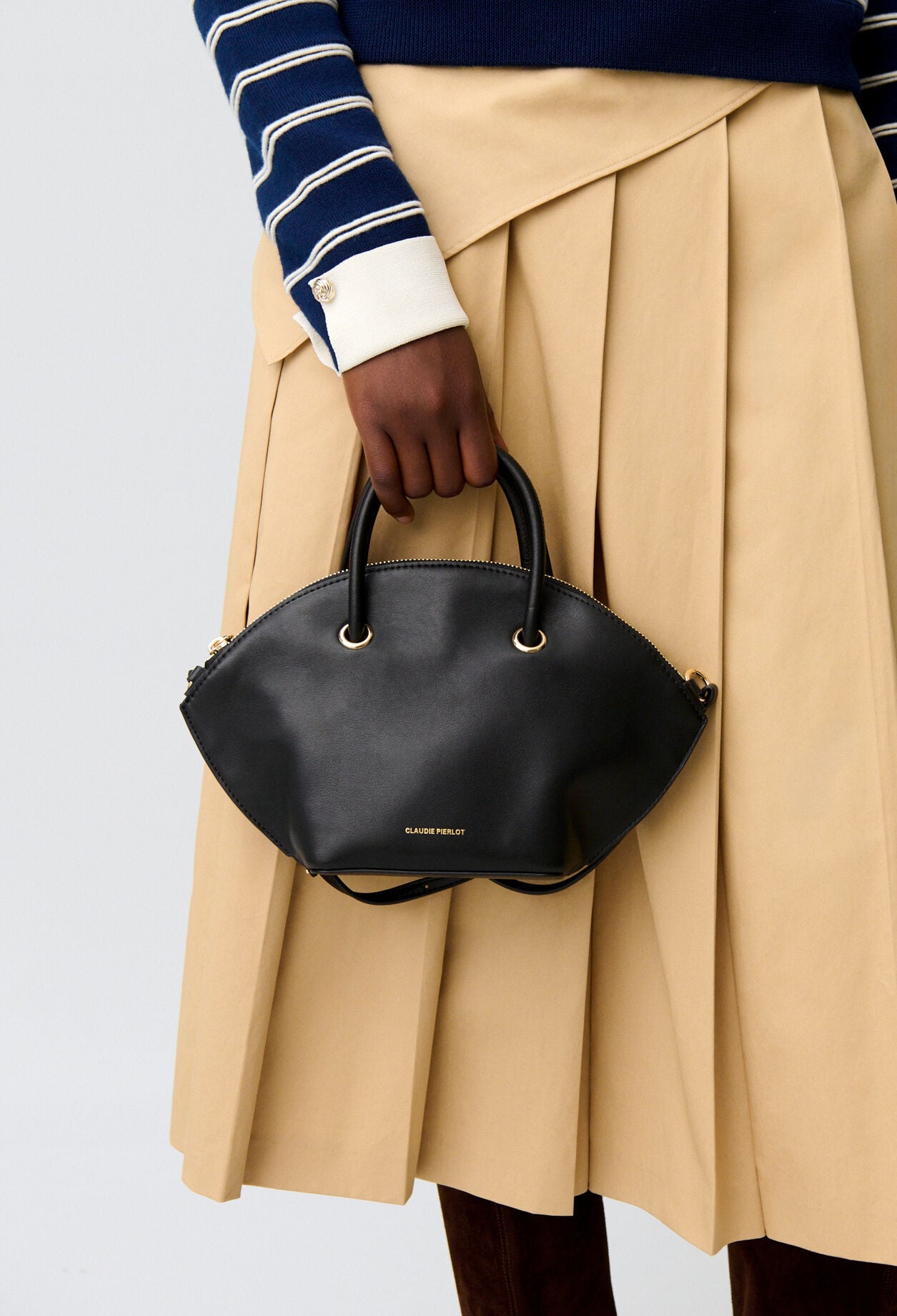 Smooth leather bag with gold rings