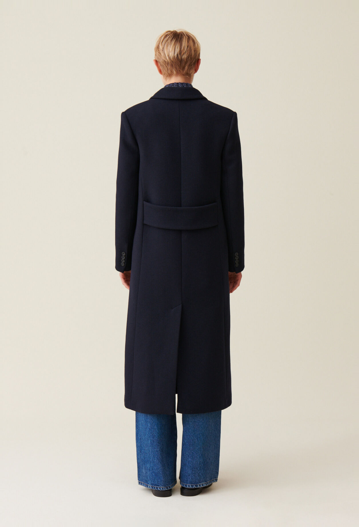 Mid-length straight coat