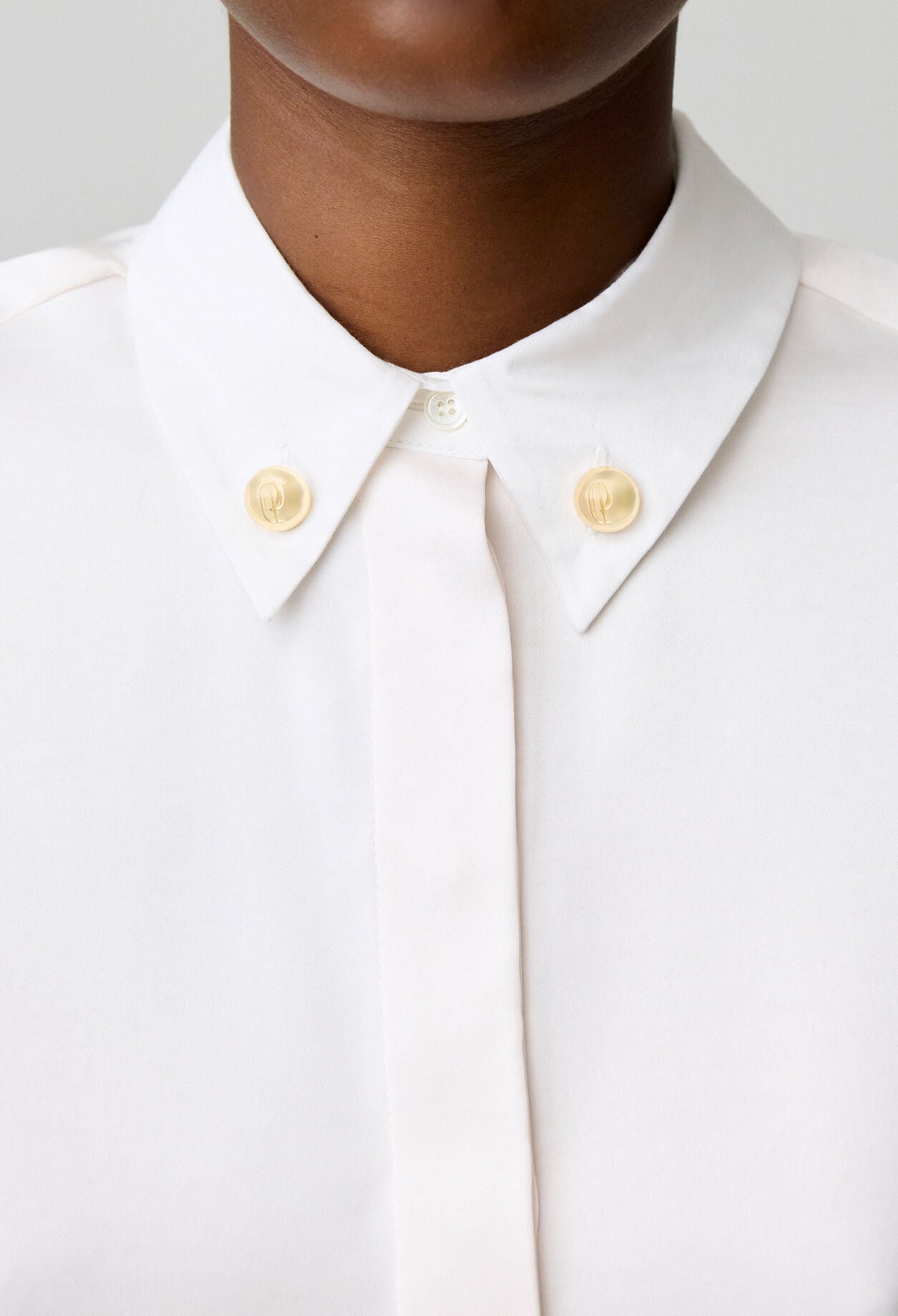 Shirt with collar details