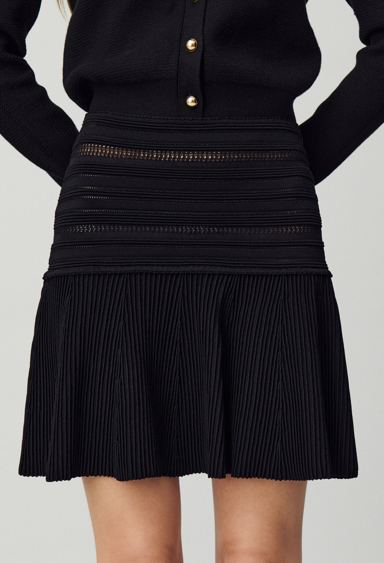 Short fine-knit skirt