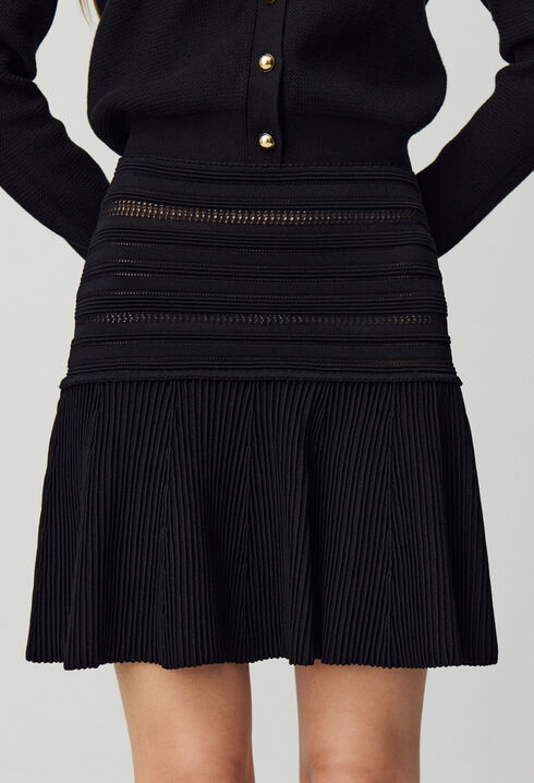 Short fine-knit skirt