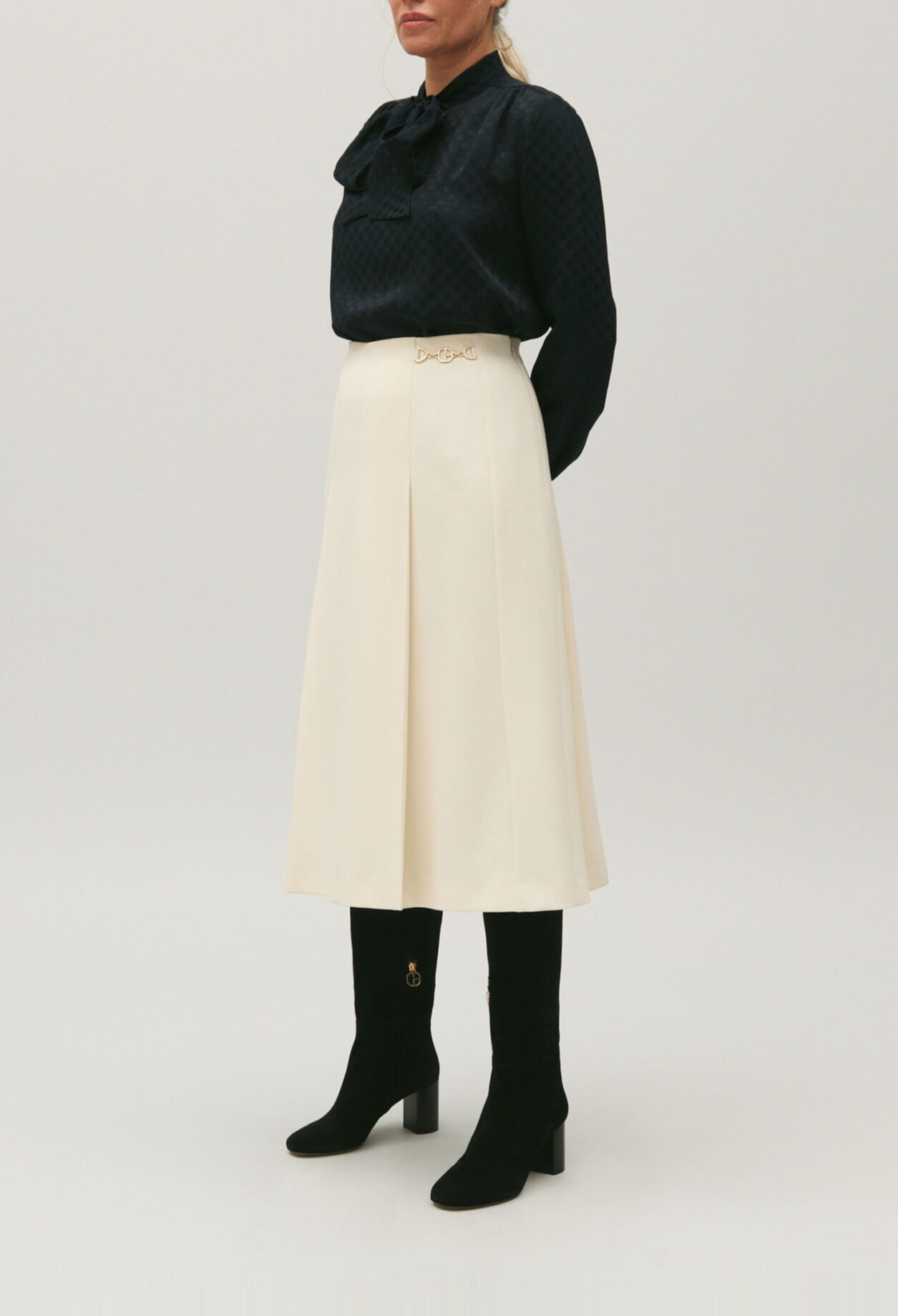 Mid-length ivory skirt with curb chain