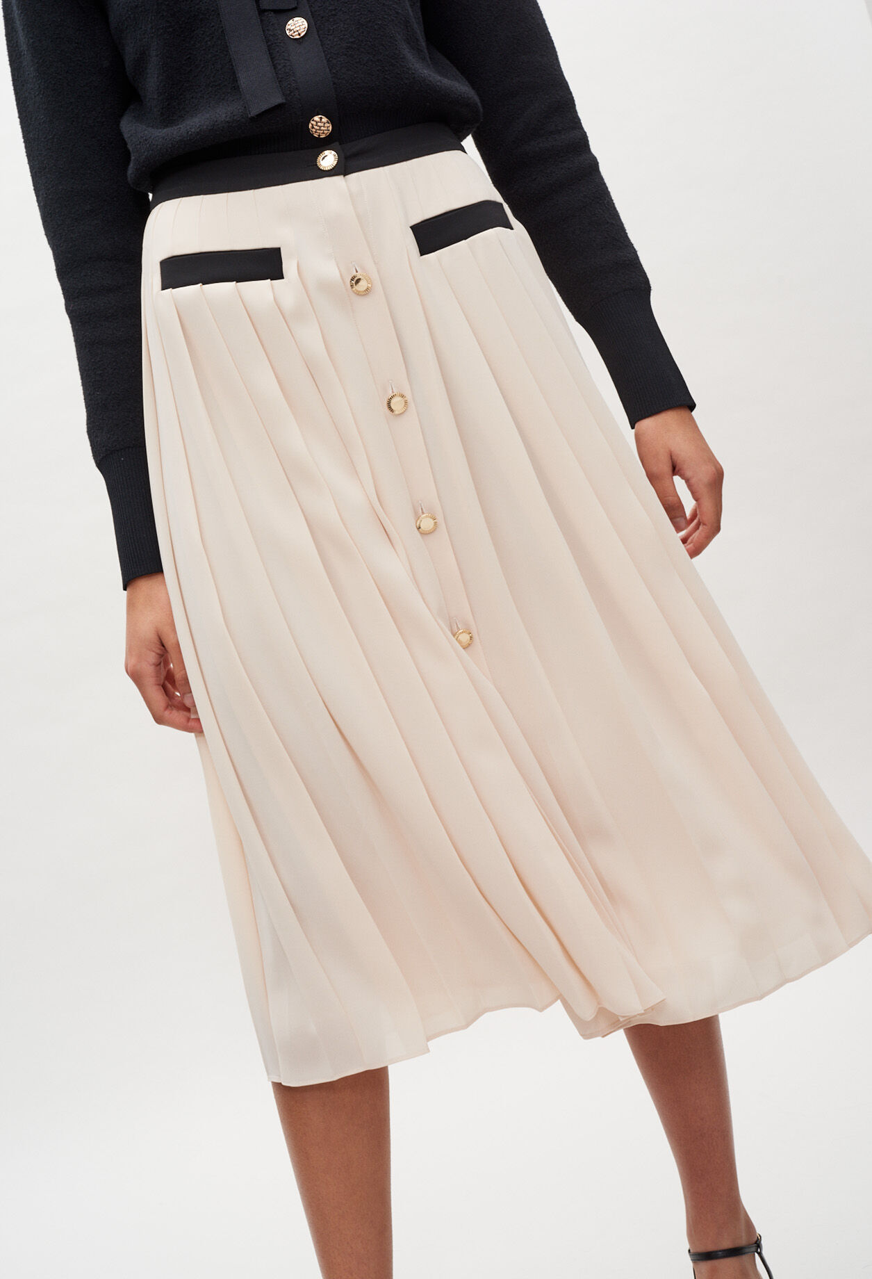 Buttoned pleated skirt